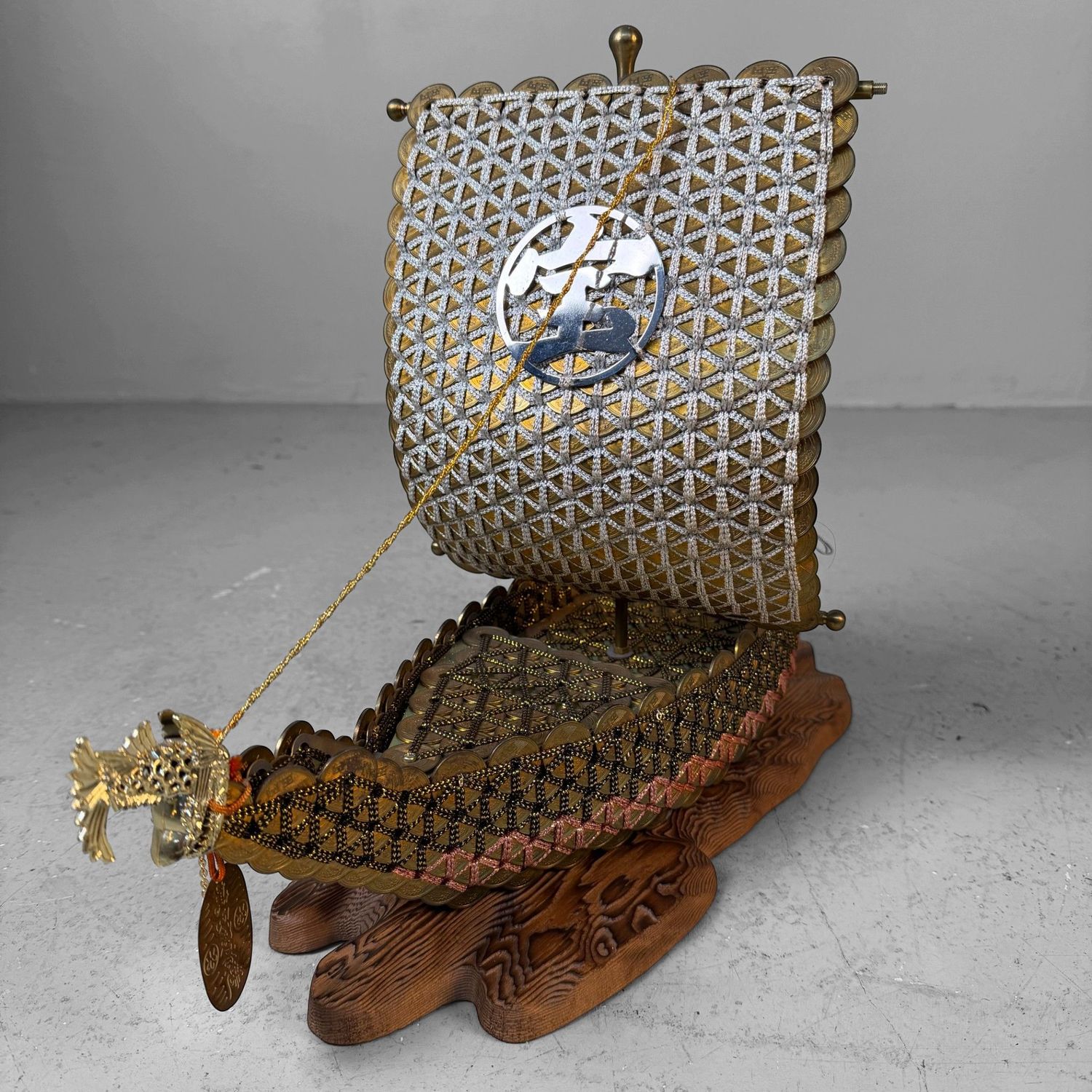 ​Vintage Japanse Takarabune Schatboot met 5-yen Geluksmunten, 1980s