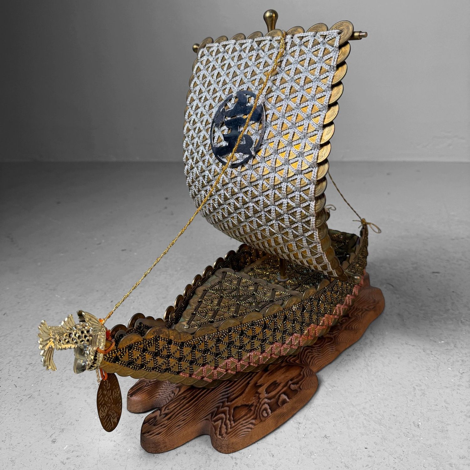 ​Vintage Japanse Takarabune Schatboot met 5-yen Geluksmunten, 1980s