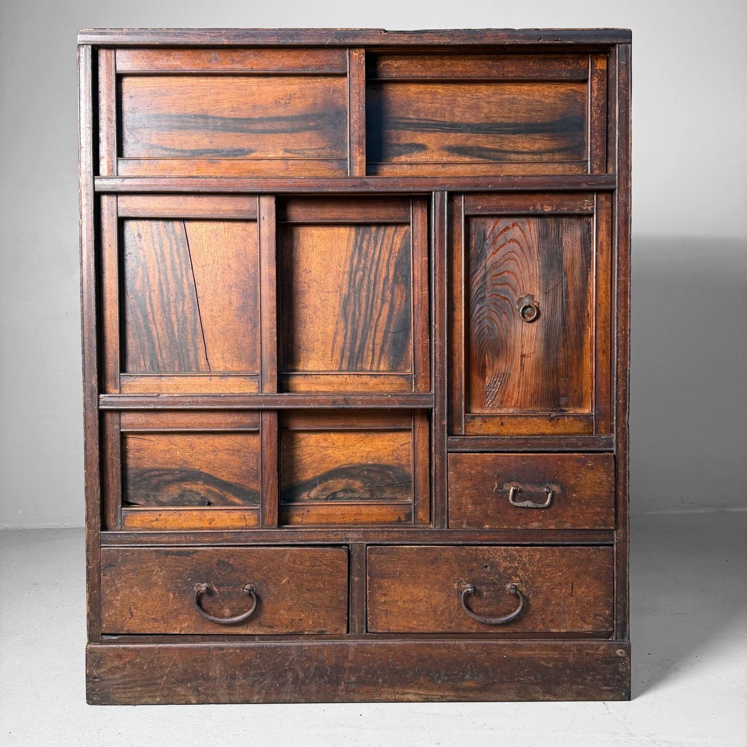 ​Traditionele Japanse Tansu Kast met Schuifdeuren, 1920s