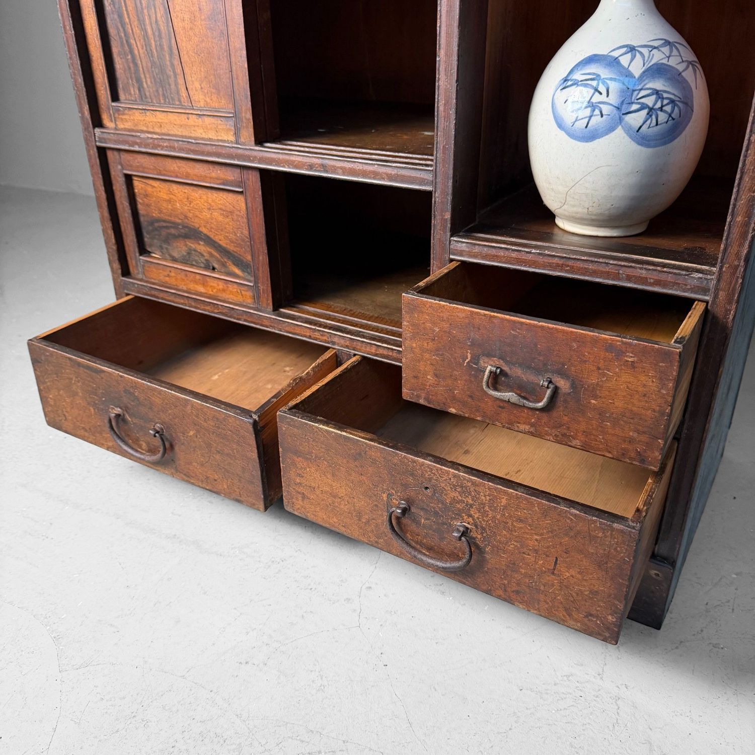 ​Traditionele Japanse Tansu Kast met Schuifdeuren, 1920s