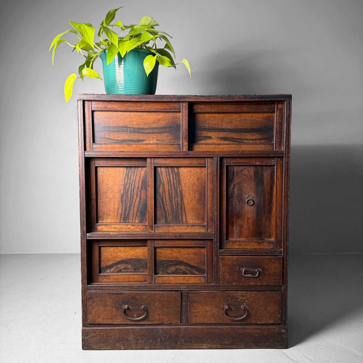 ​Traditionele Japanse Tansu Kast met Schuifdeuren, 1920s
