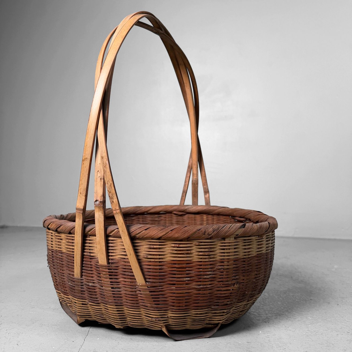 Sierlijke Handgevlochten Japanse Bamboe Mand, 1950s Sierlijke Handgevlochten Japanse Bamboe Mand, 1950s