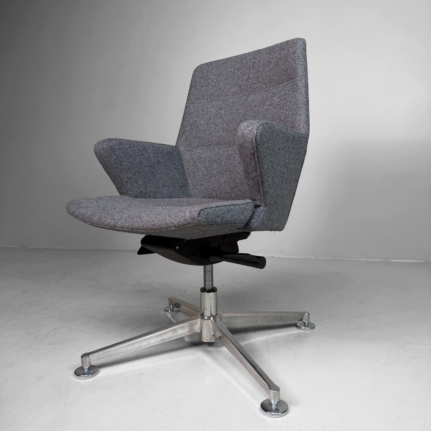 Grijze Lounge Bureaustoel '​Quinti ' op Draaivoet, 2010, Italië