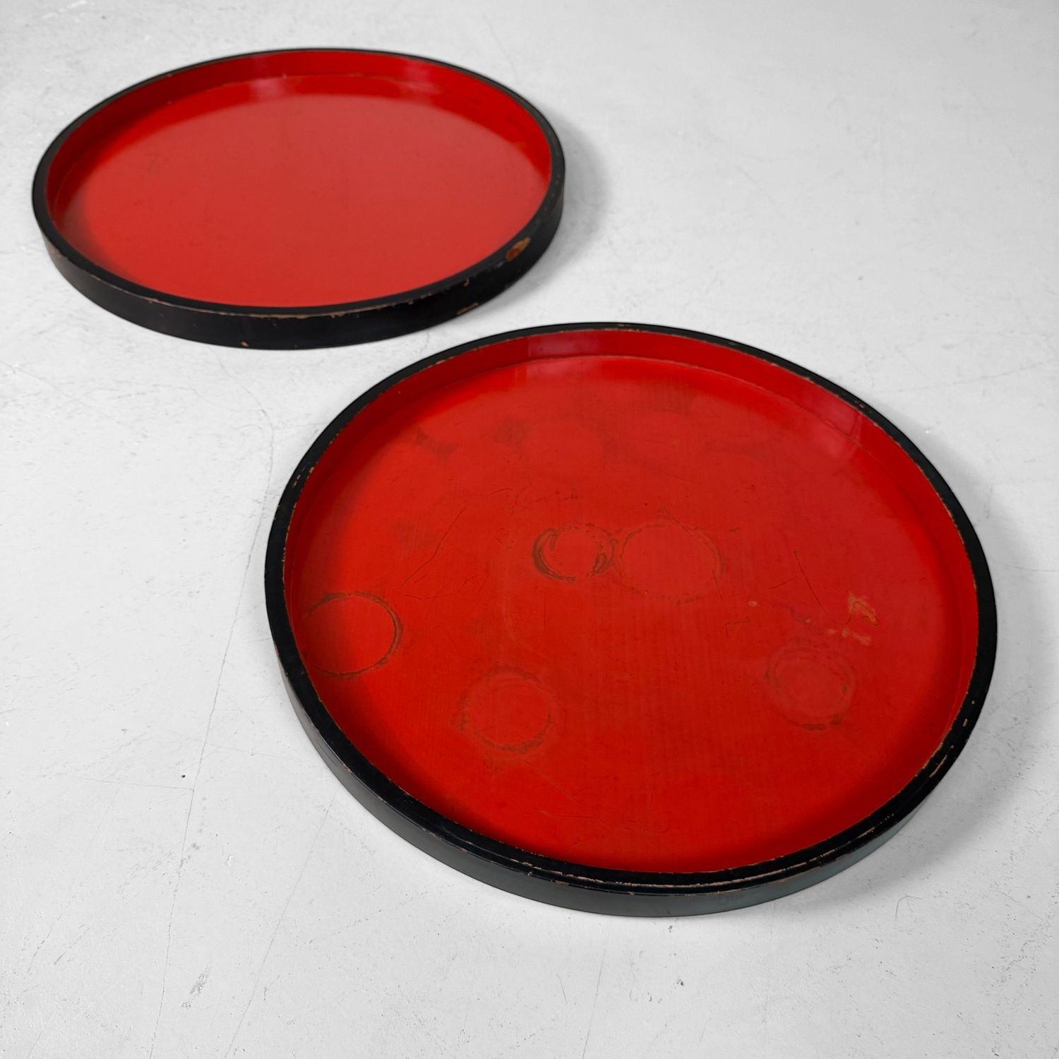 Set of Japanese Marubon Trays in Red and Black Lacquer, 1910s
