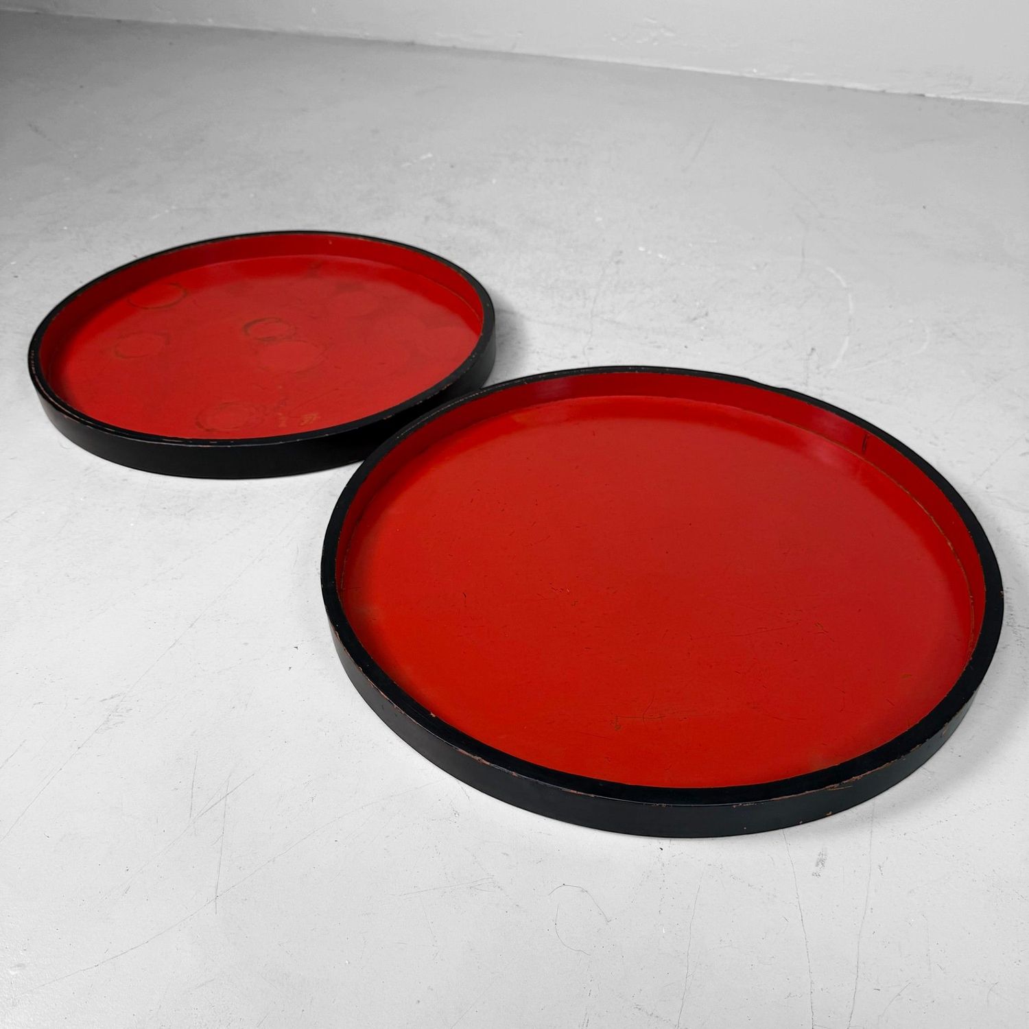 Set of Japanese Marubon Trays in Red and Black Lacquer, 1910s
