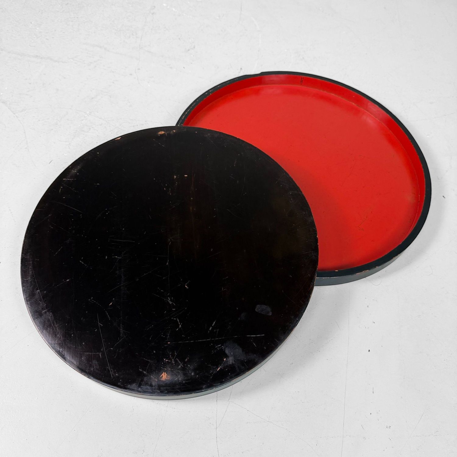 Set of Japanese Marubon Trays in Red and Black Lacquer, 1910s