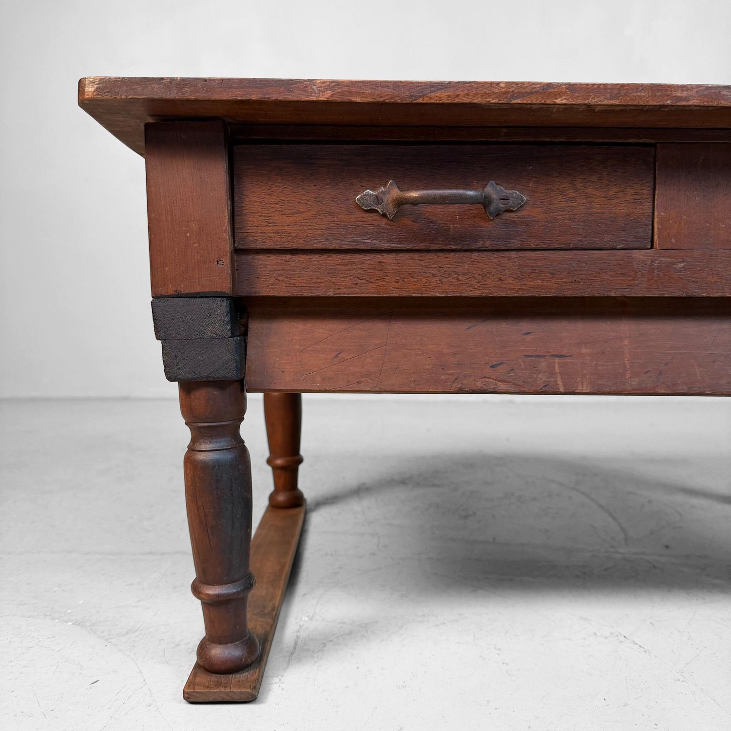 Houten Japanse Schrijftafel met Inklapbare Poten en Lades, 1930s Houten Japanse Schrijftafel met Inklapbare Poten en Lades, 1930s