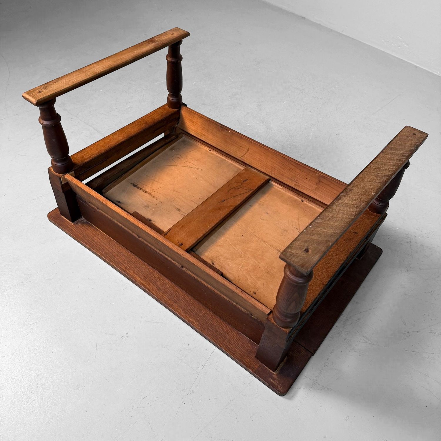 Houten Japanse Schrijftafel met Inklapbare Poten en Lades, 1930s Houten Japanse Schrijftafel met Inklapbare Poten en Lades, 1930s