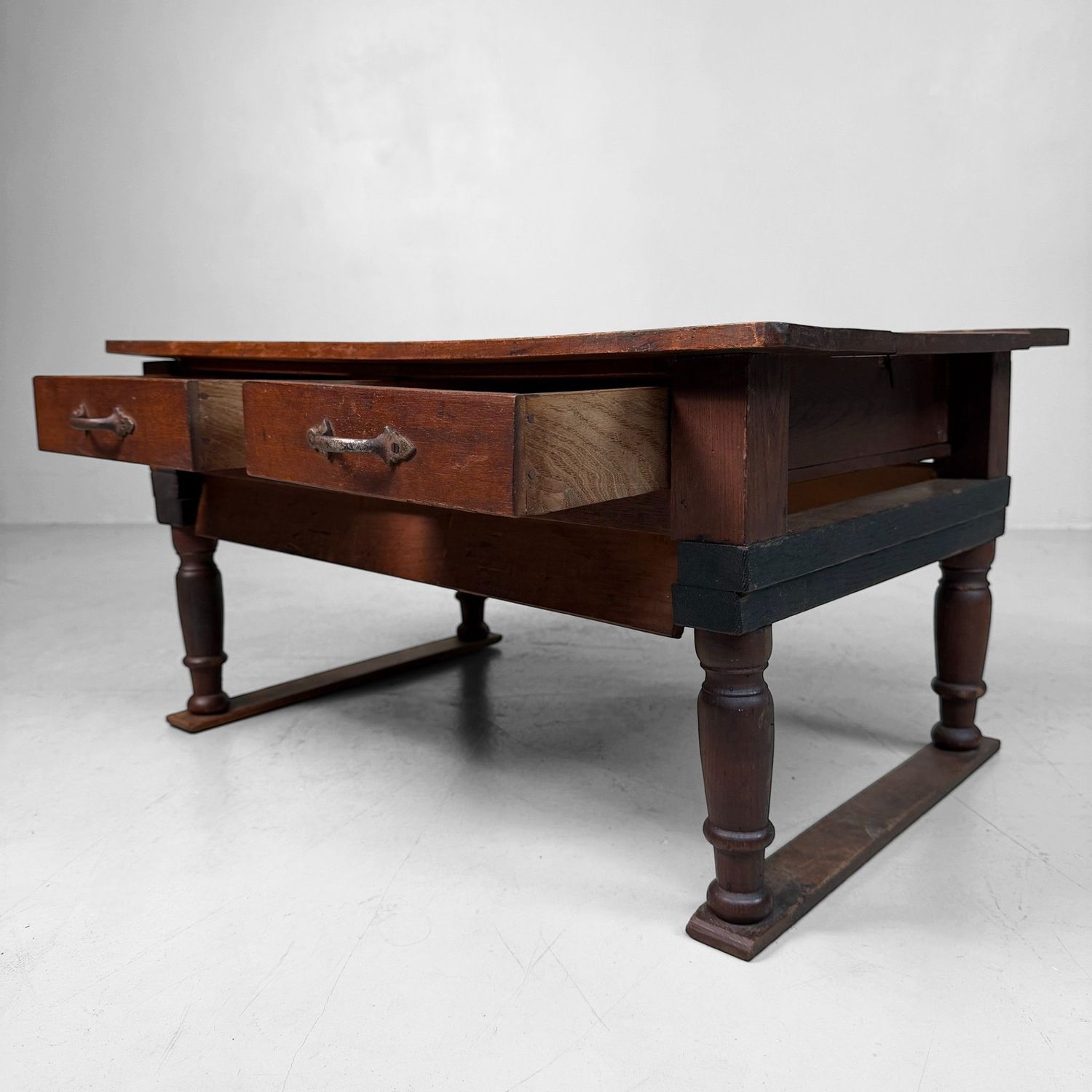 Houten Japanse Schrijftafel met Inklapbare Poten en Lades, 1930s Houten Japanse Schrijftafel met Inklapbare Poten en Lades, 1930s