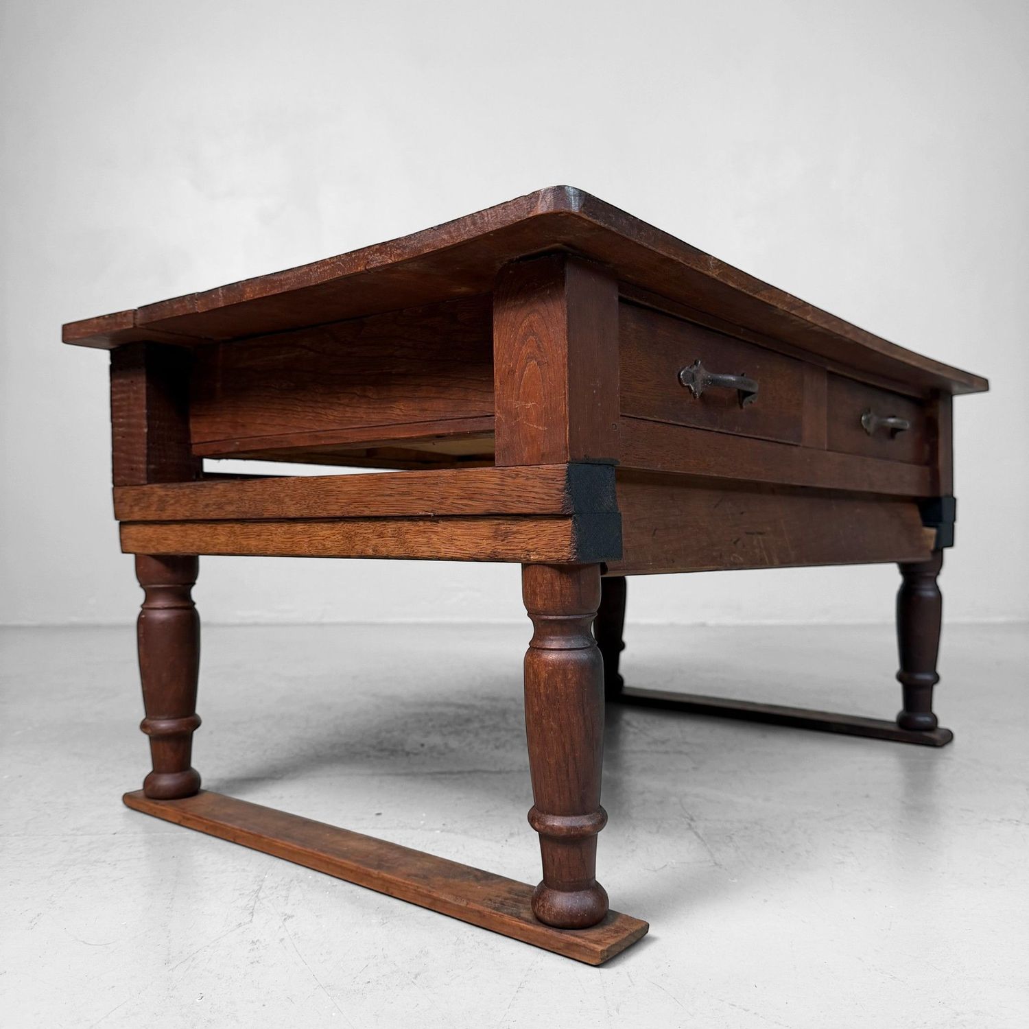 Houten Japanse Schrijftafel met Inklapbare Poten en Lades, 1930s Houten Japanse Schrijftafel met Inklapbare Poten en Lades, 1930s