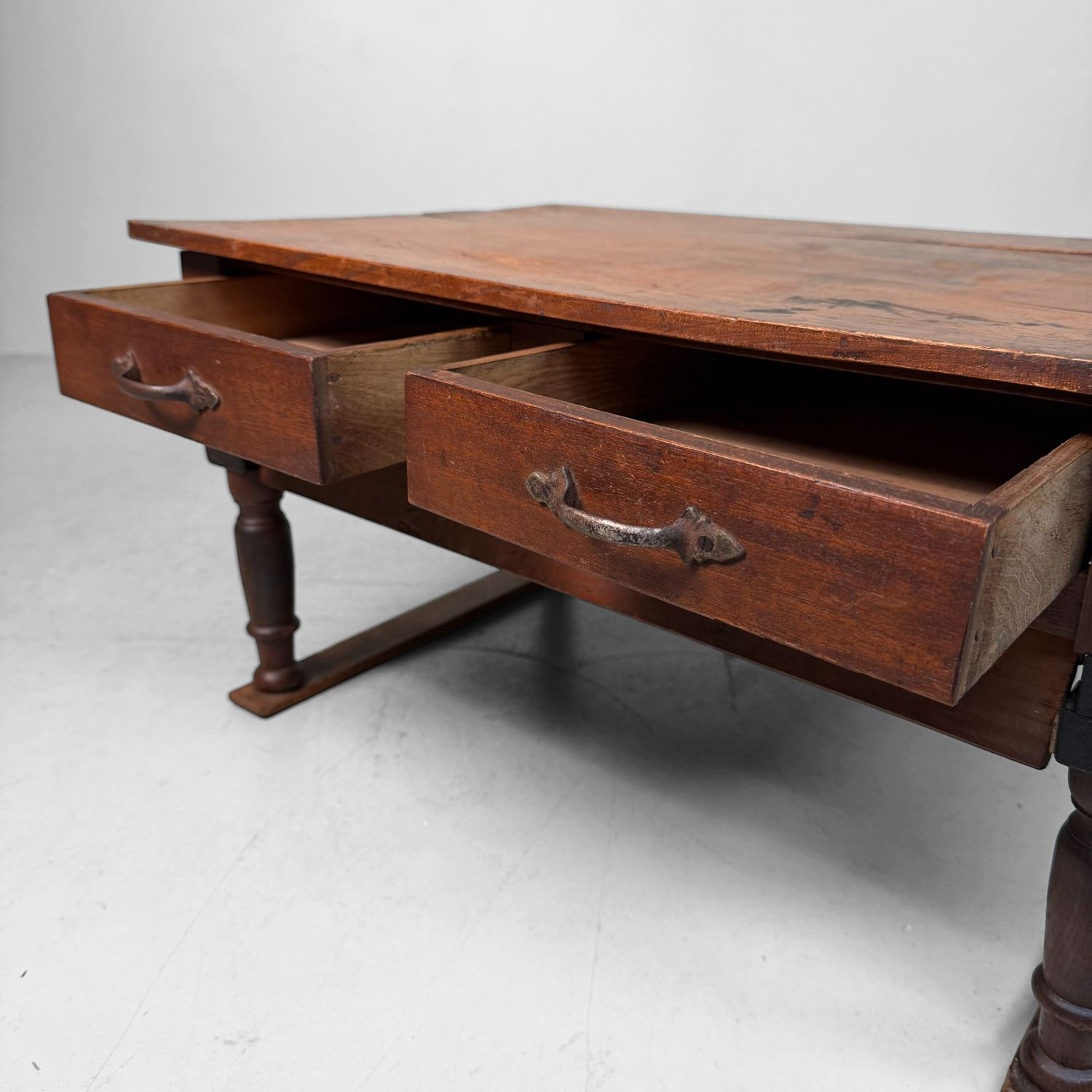 Houten Japanse Schrijftafel met Inklapbare Poten en Lades, 1930s Houten Japanse Schrijftafel met Inklapbare Poten en Lades, 1930s