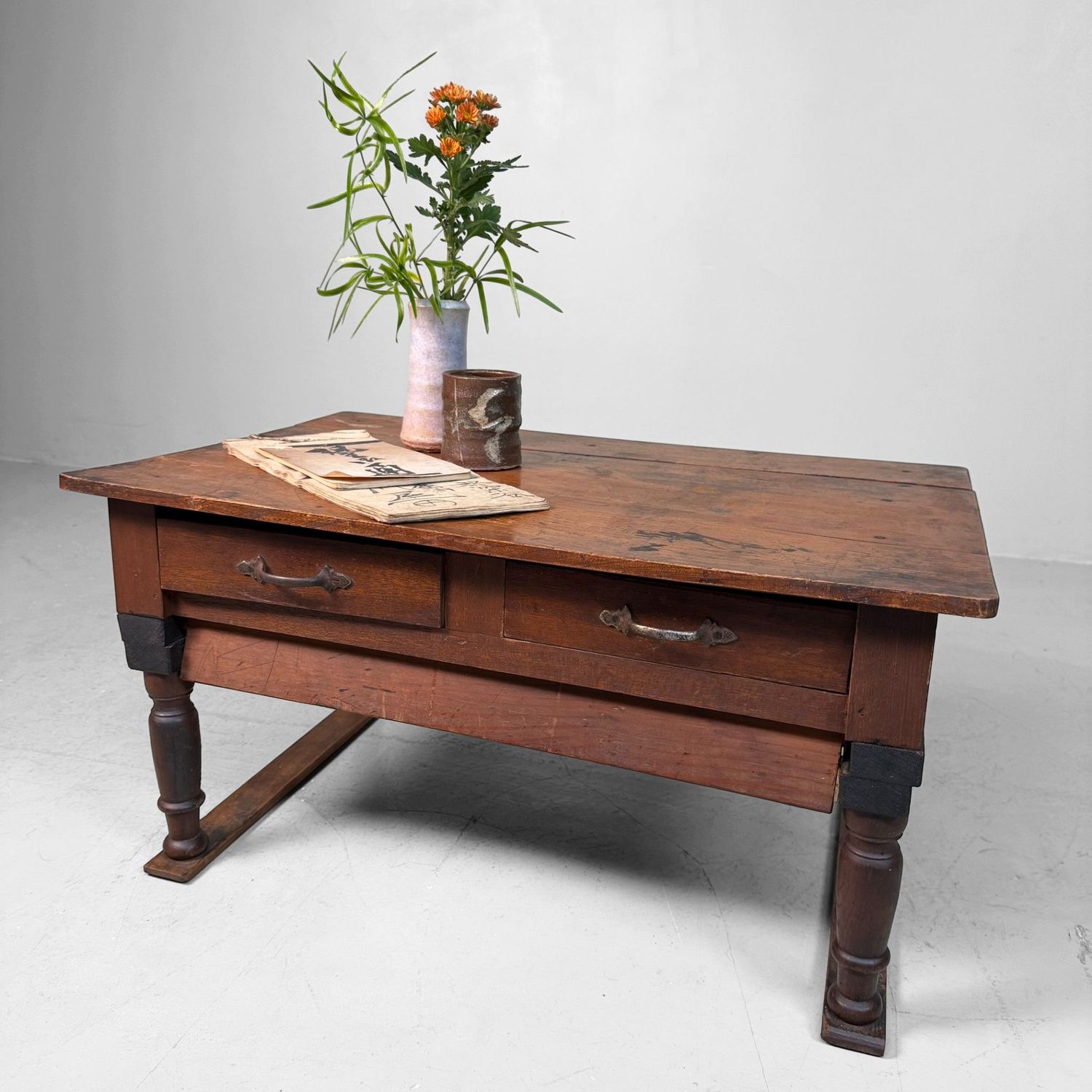 Houten Japanse Schrijftafel met Inklapbare Poten en Lades, 1930s Houten Japanse Schrijftafel met Inklapbare Poten en Lades, 1930s