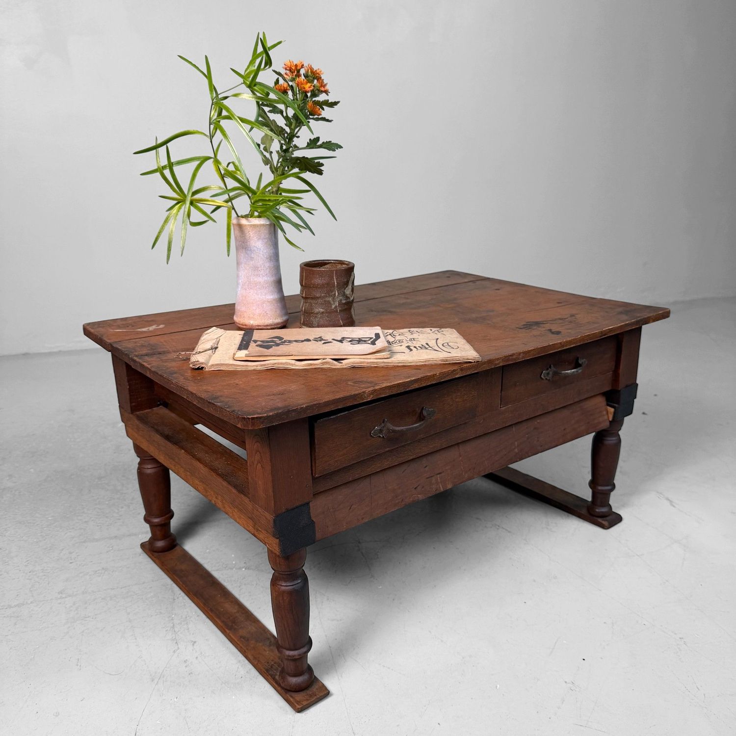 Houten Japanse Schrijftafel met Inklapbare Poten en Lades, 1930s Houten Japanse Schrijftafel met Inklapbare Poten en Lades, 1930s