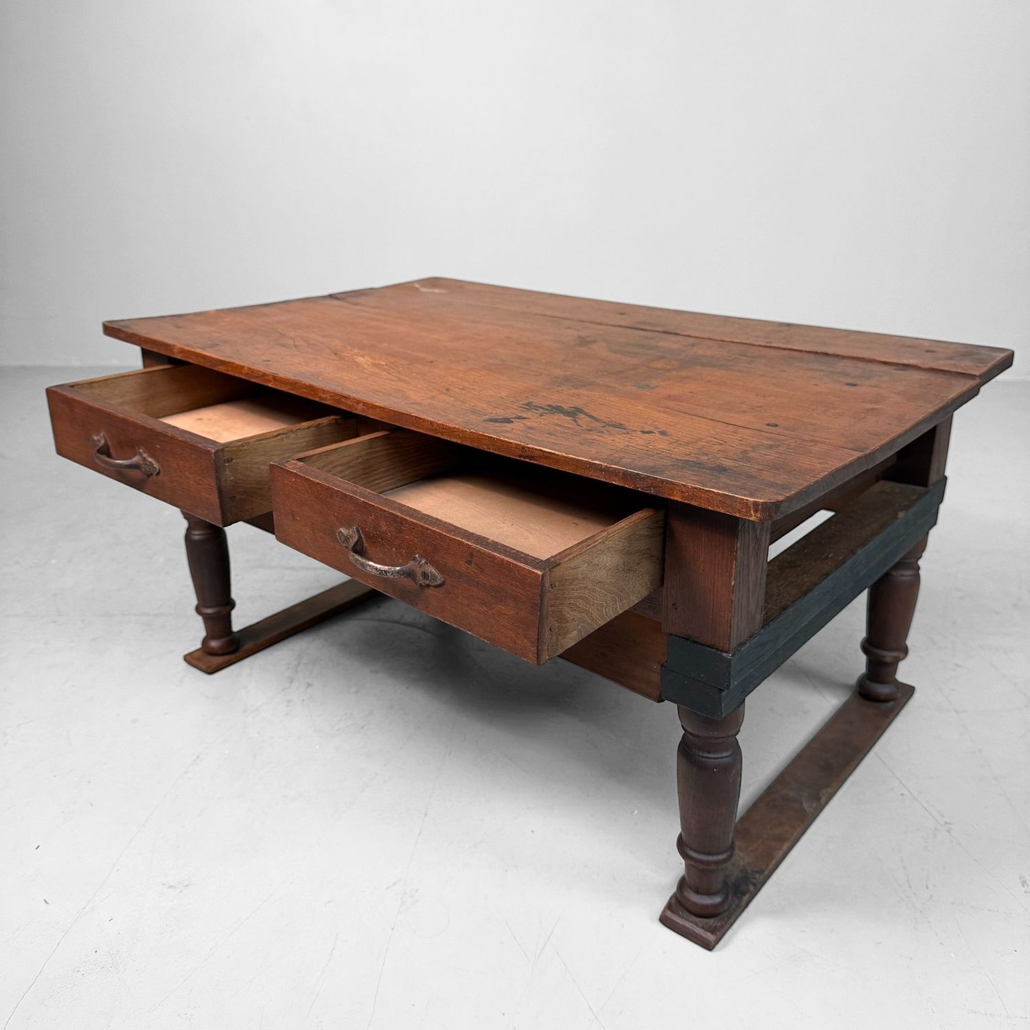 Houten Japanse Schrijftafel met Inklapbare Poten en Lades, 1930s Houten Japanse Schrijftafel met Inklapbare Poten en Lades, 1930s