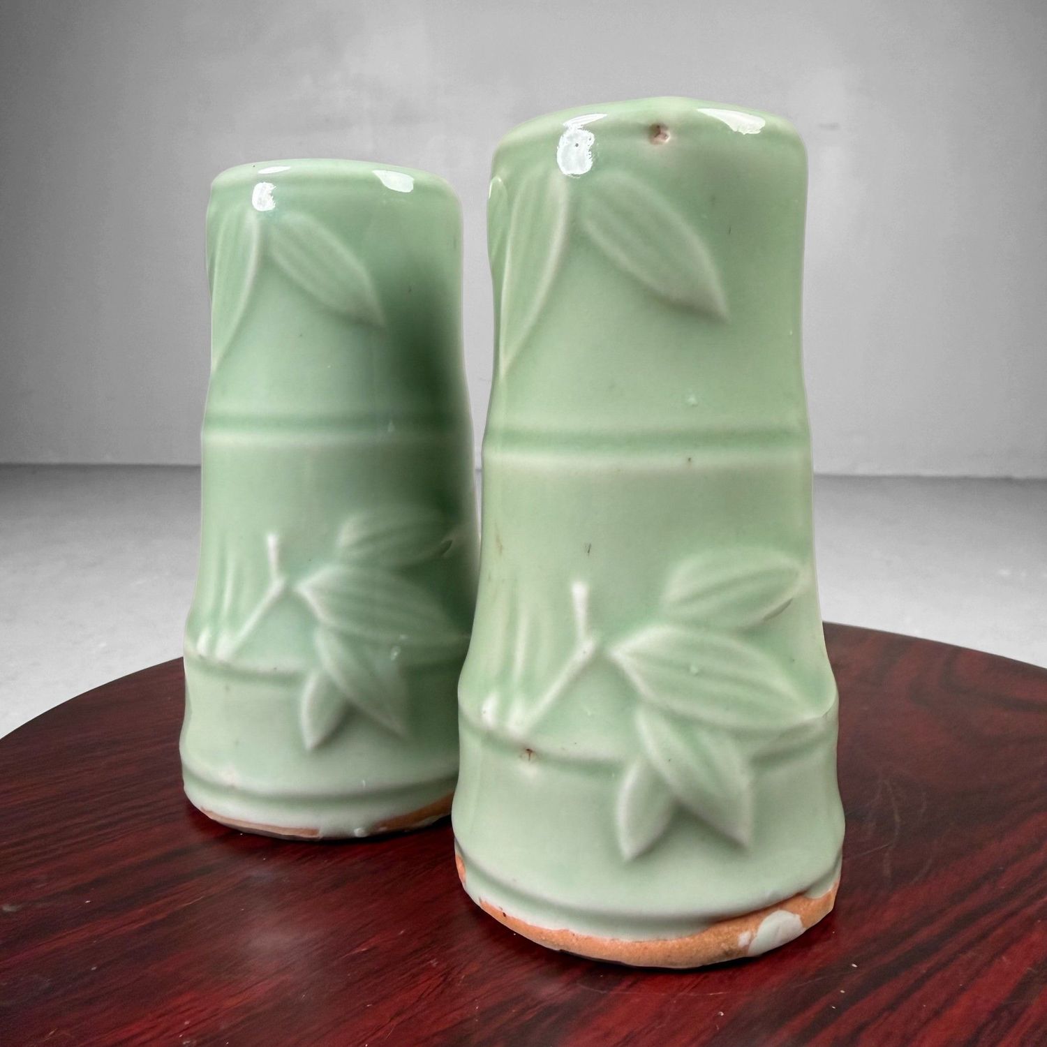 ​Set Kleine Japanse Celadon Ikebana Vaasjes met Bamboe-Relief, 1940s