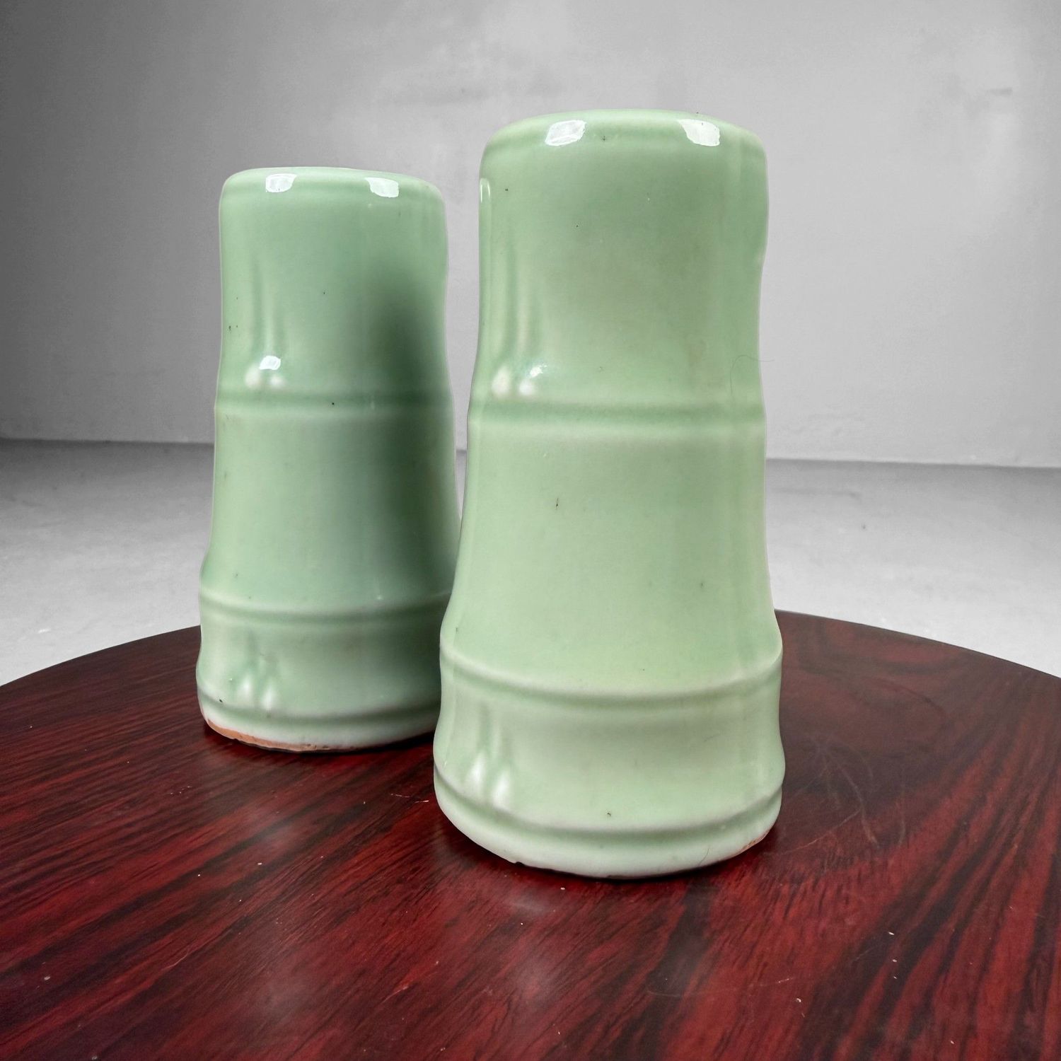 ​Set Kleine Japanse Celadon Ikebana Vaasjes met Bamboe-Relief, 1940s