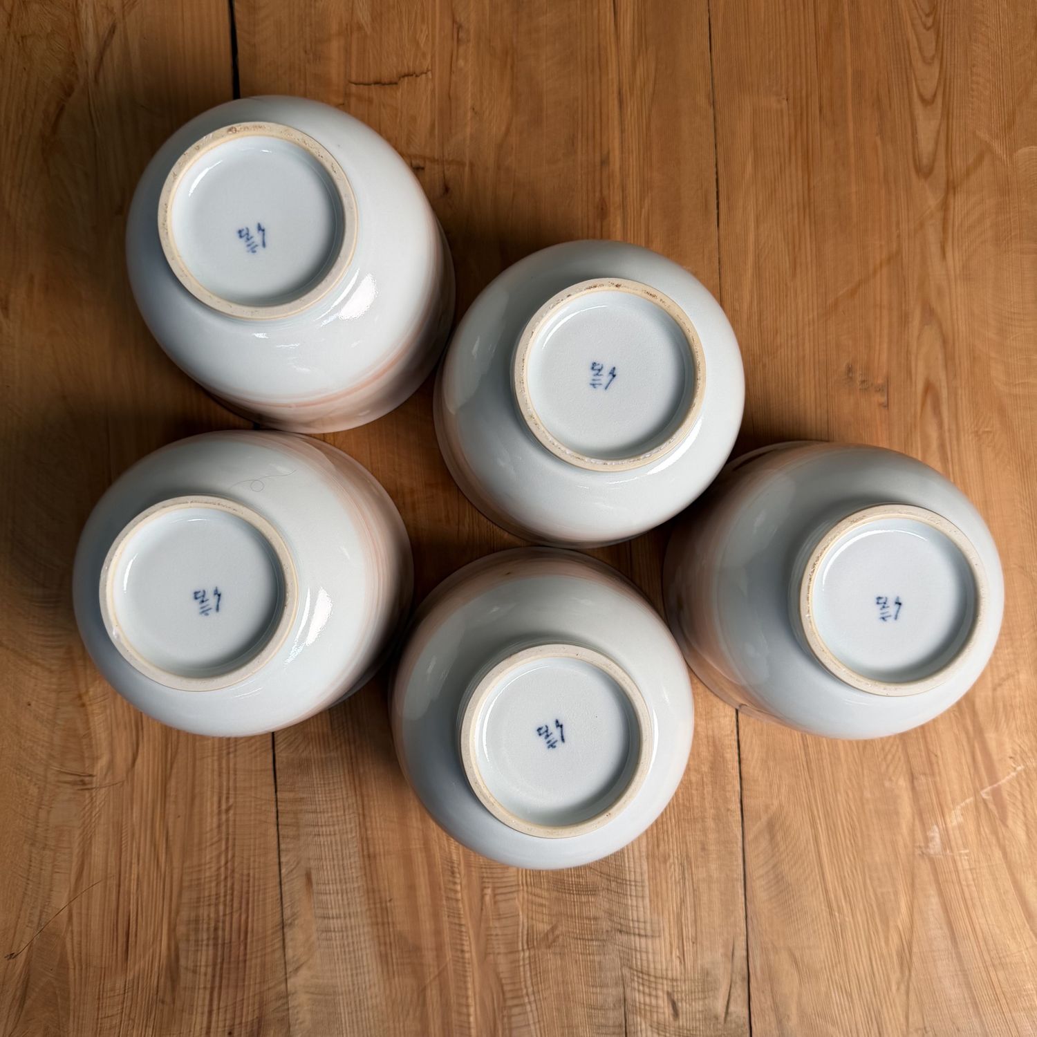 Set Arita-yaki Yunomi Theekommen met Bloesems, 1980s Set Arita-yaki Yunomi Theekommen met Bloesems, 1980s