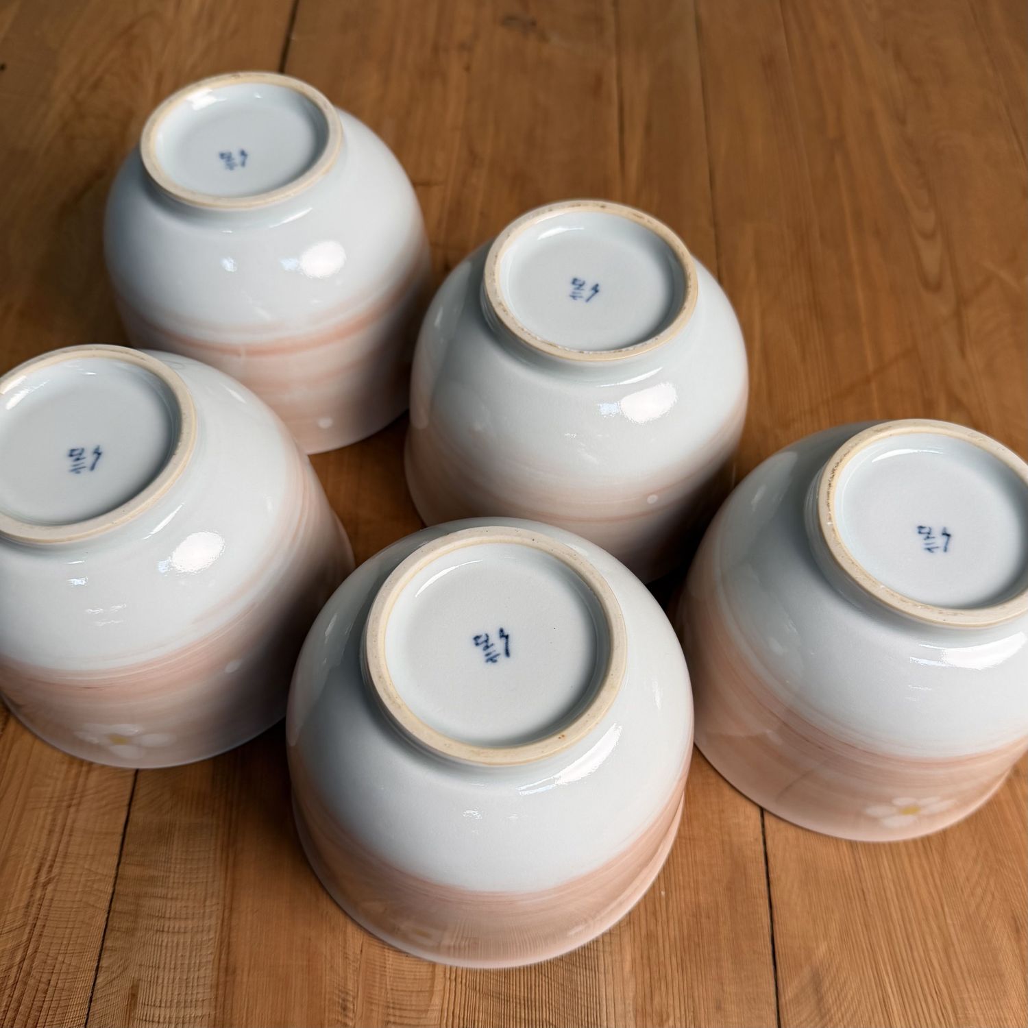 Set Arita-yaki Yunomi Theekommen met Bloesems, 1980s Set Arita-yaki Yunomi Theekommen met Bloesems, 1980s