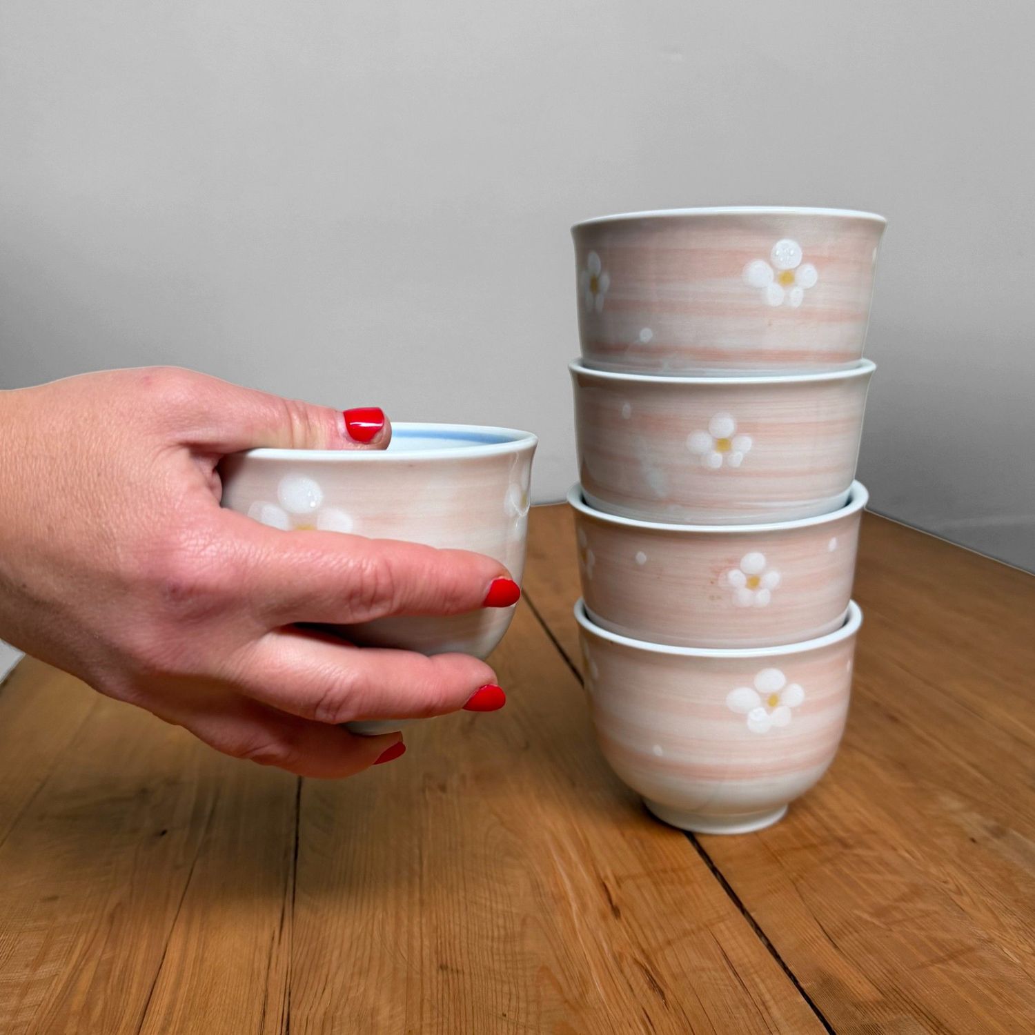 Set Arita-yaki Yunomi Theekommen met Bloesems, 1980s Set Arita-yaki Yunomi Theekommen met Bloesems, 1980s