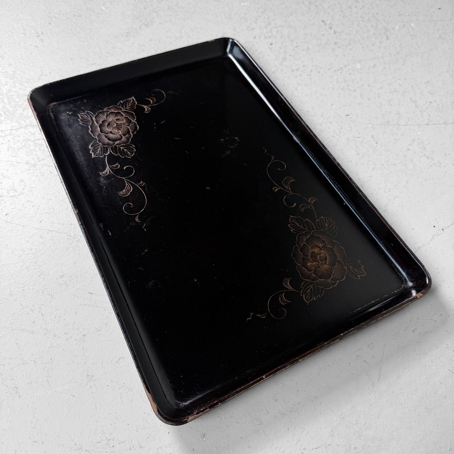 Gelakt Japans Obon-dienblad met Pioen, 1920s