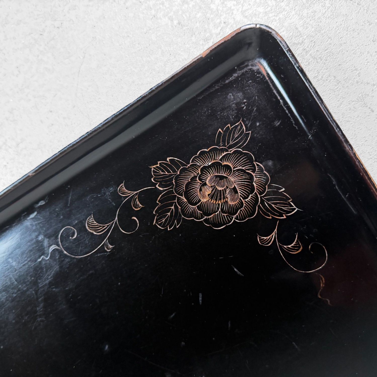 Gelakt Japans Obon-dienblad met Pioen, 1920s