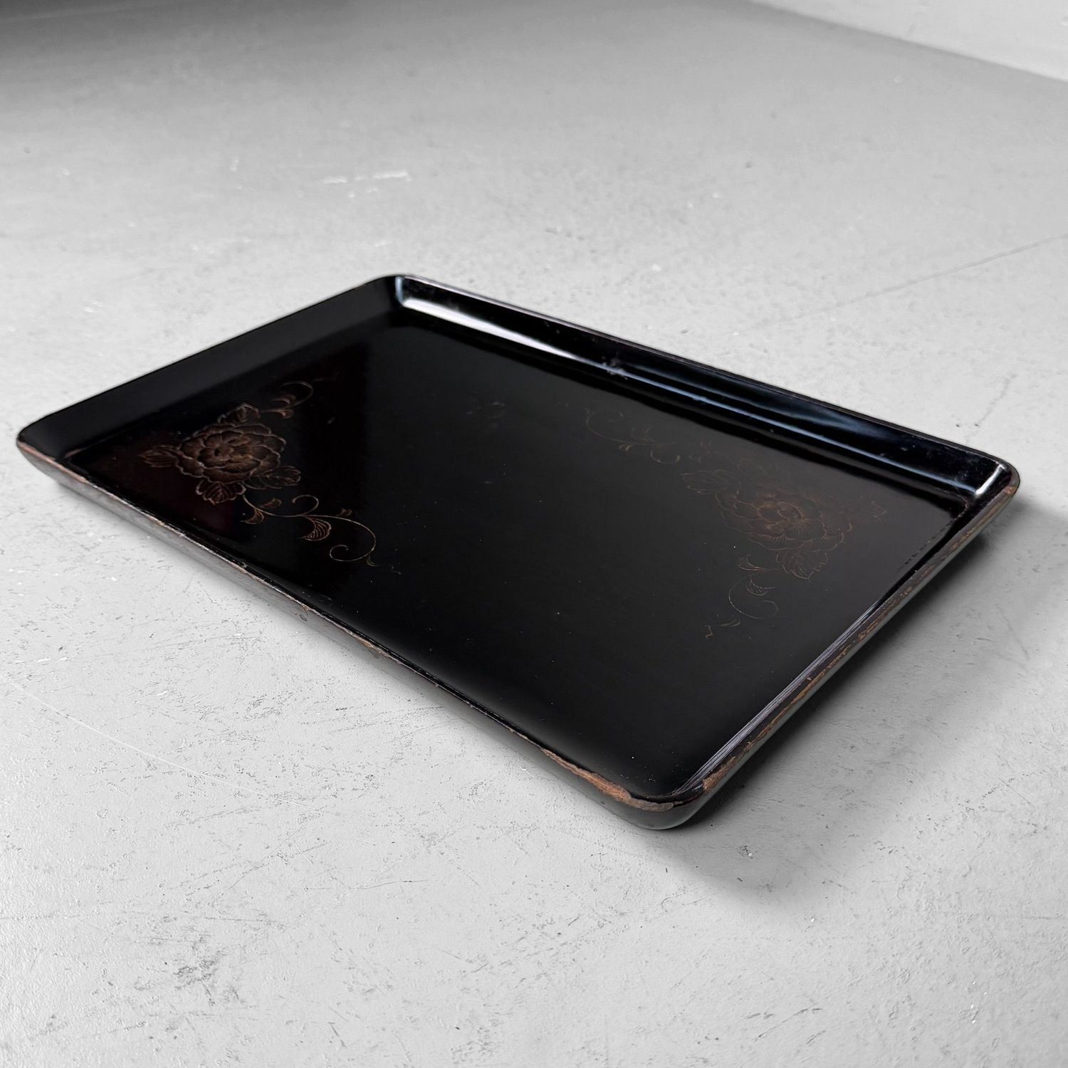 Gelakt Japans Obon-dienblad met Pioen, 1920s