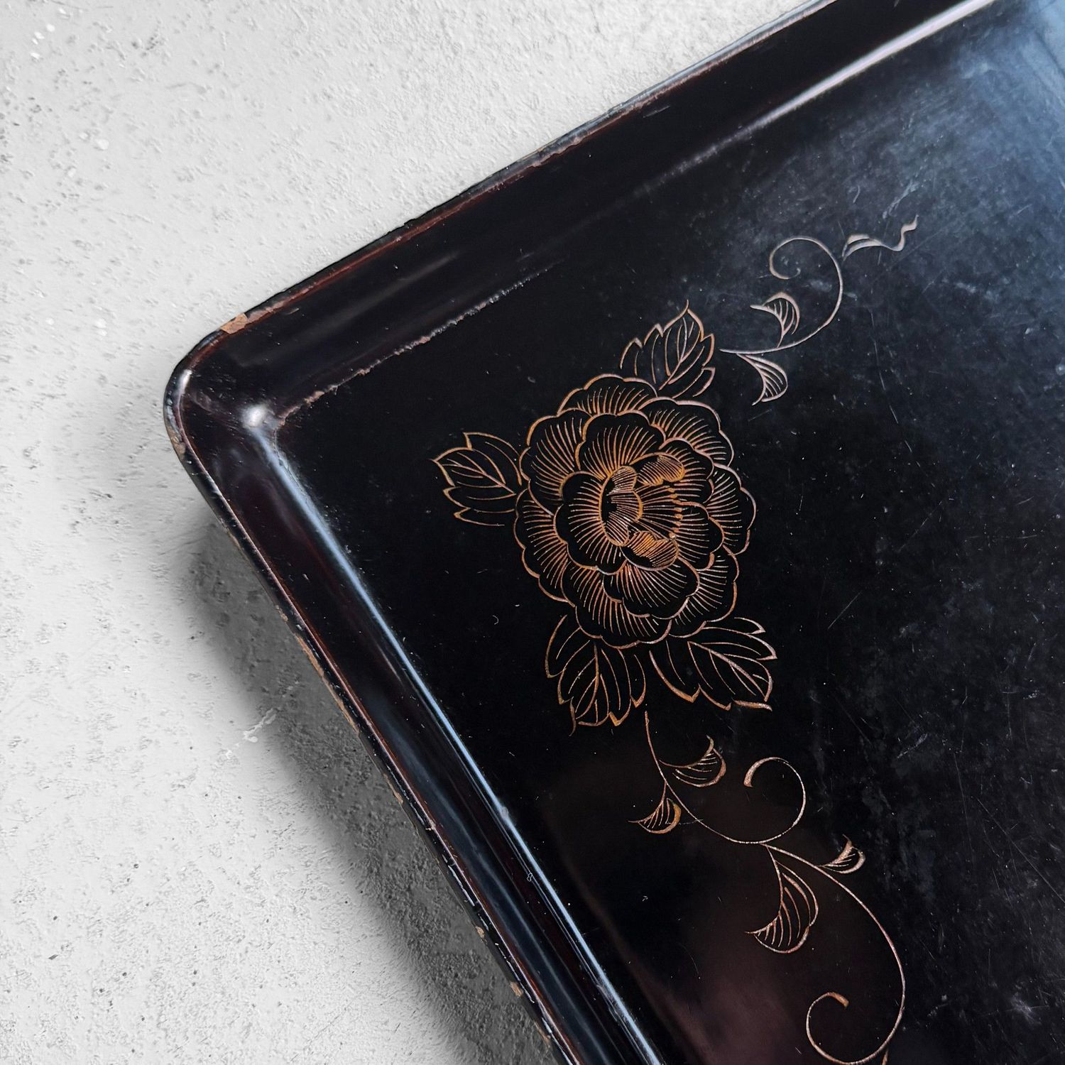 Gelakt Japans Obon-dienblad met Pioen, 1920s