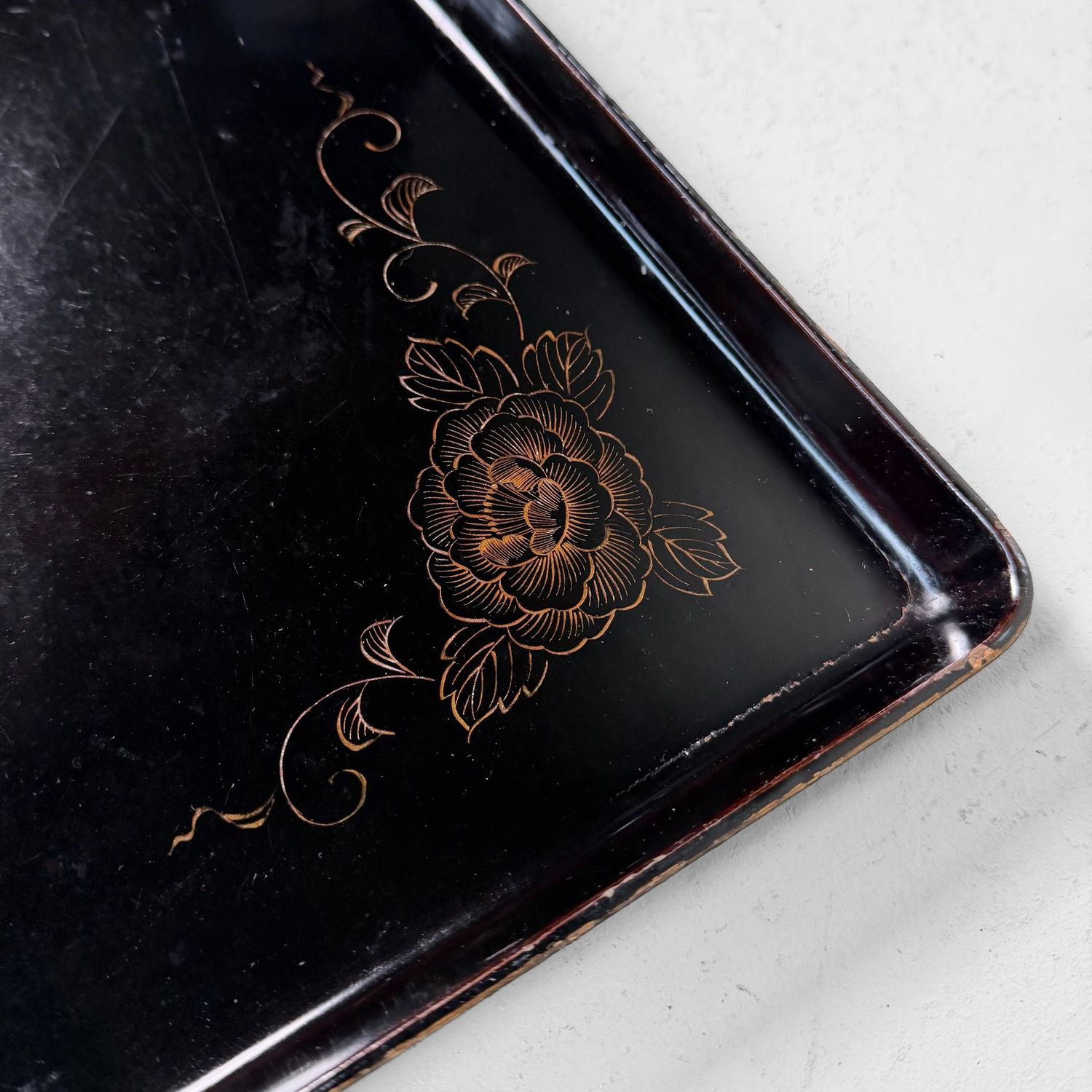 Gelakt Japans Obon-dienblad met Pioen, 1920s