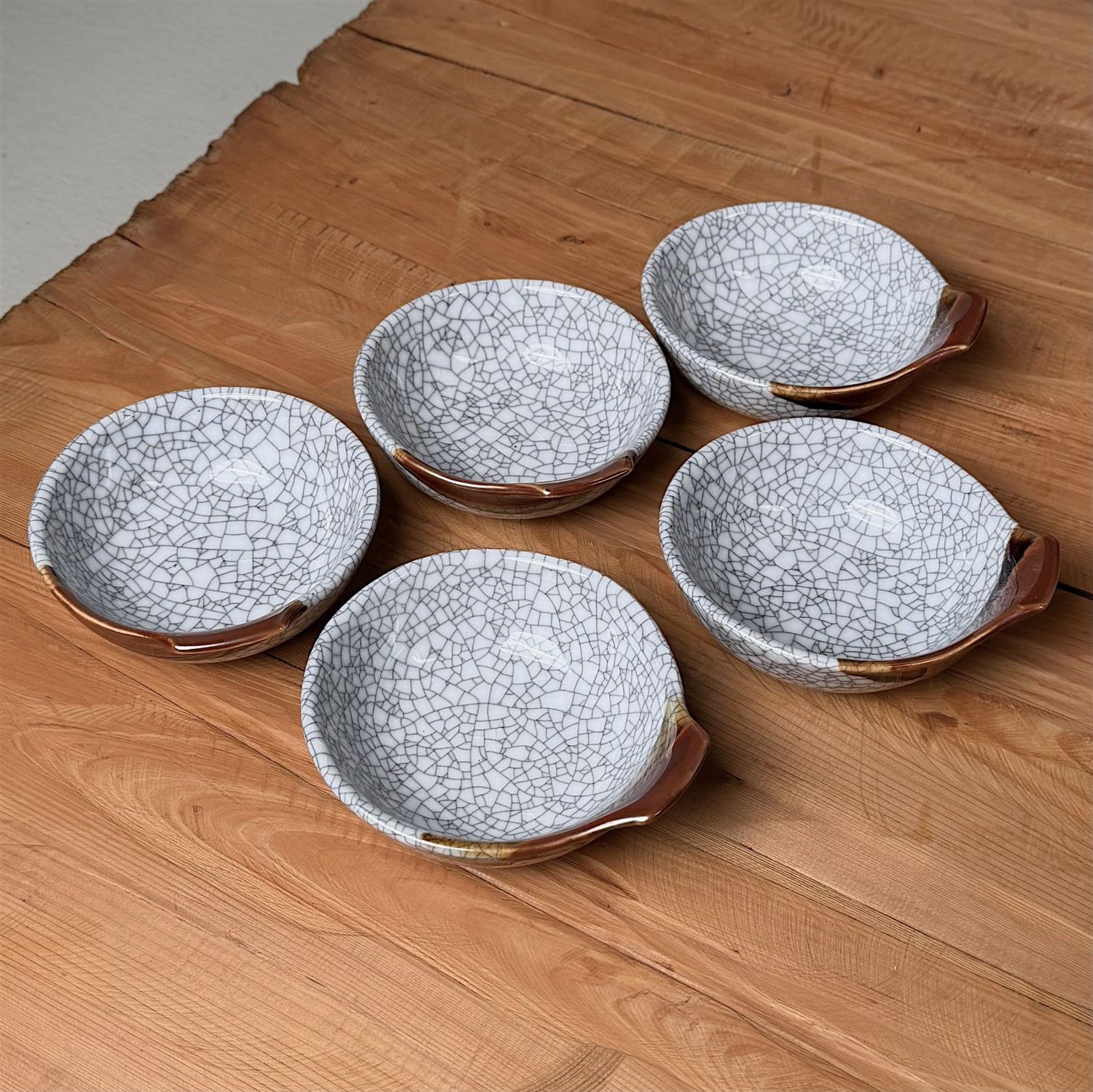 Japanse Keramiek Set met Donabe en Sakeservies, 1970s Japanse Keramiek Set met Donabe en Sakeservies, 1970s
