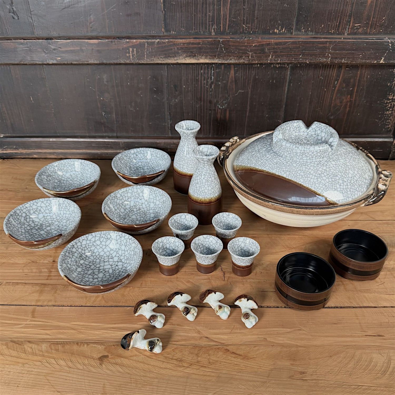 Japanse Keramiek Set met Donabe en Sakeservies, 1970s Japanse Keramiek Set met Donabe en Sakeservies, 1970s