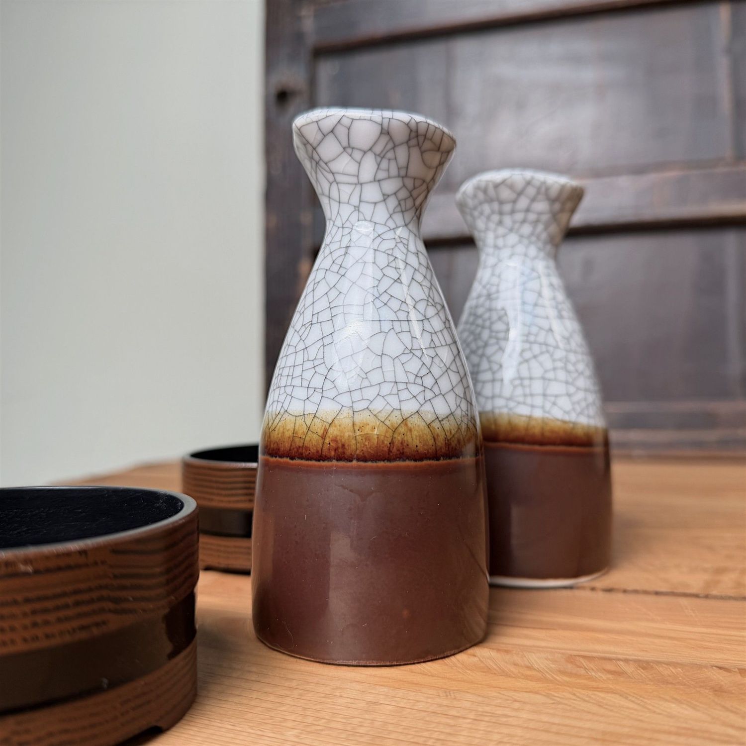 Japanse Keramiek Set met Donabe en Sakeservies, 1970s Japanse Keramiek Set met Donabe en Sakeservies, 1970s