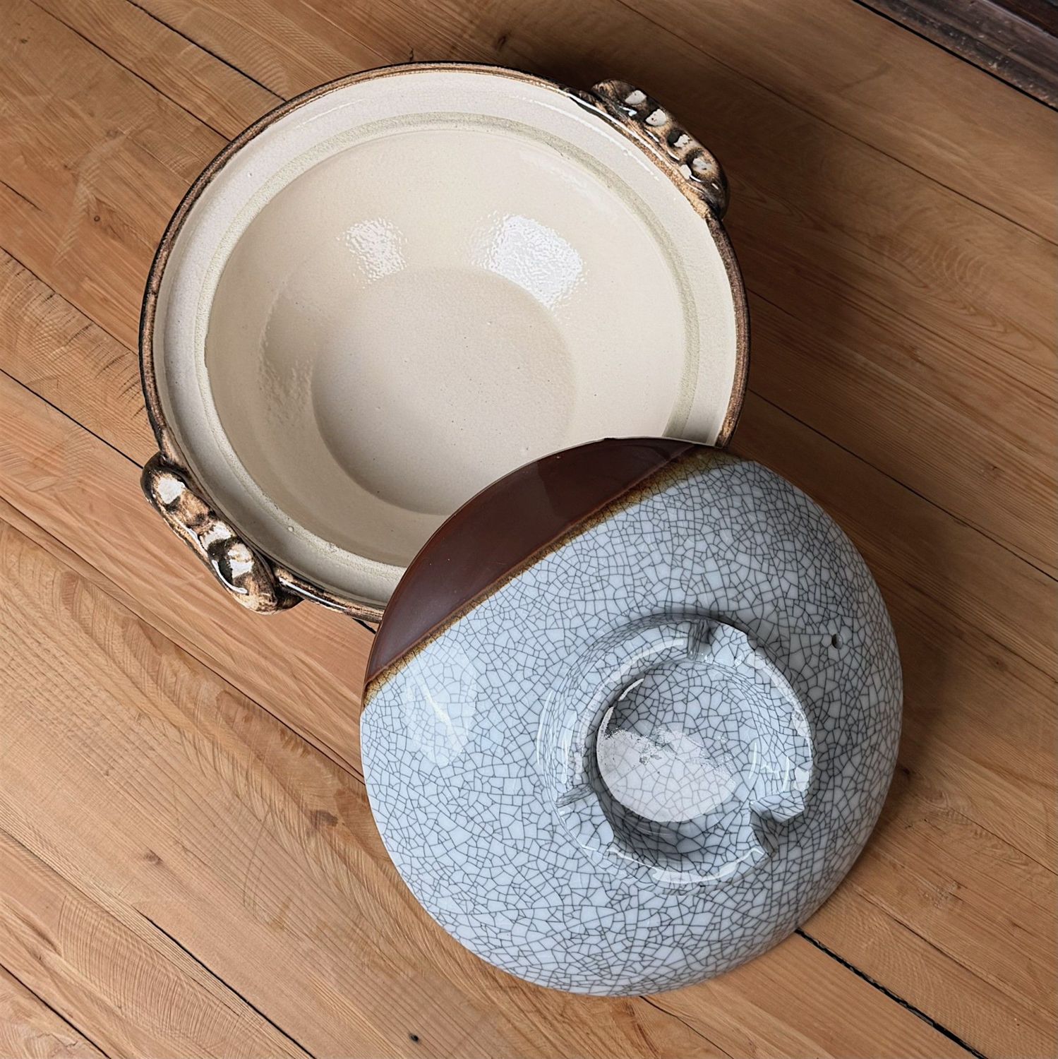Japanse Keramiek Set met Donabe en Sakeservies, 1970s Japanse Keramiek Set met Donabe en Sakeservies, 1970s