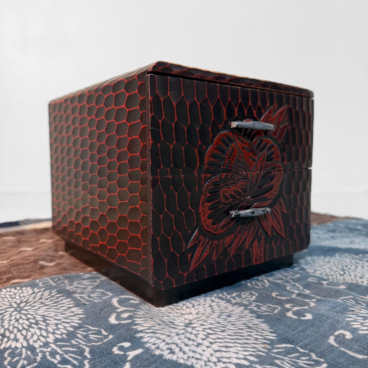 Klein Kamakura-bori Haribako, 'Pioenroos', Juwelenkastje, Japan, 1970s