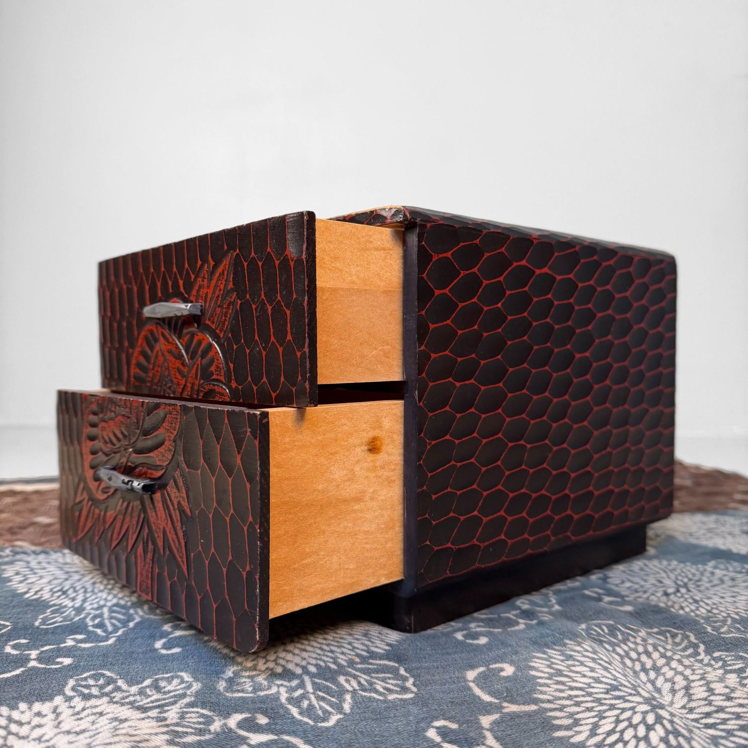 Klein Kamakura-bori Haribako, 'Pioenroos', Juwelenkastje, Japan, 1970s