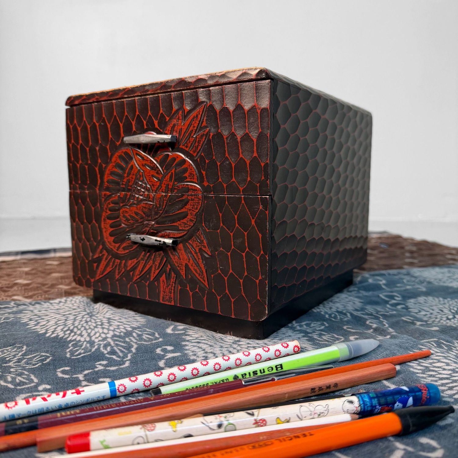 Klein Kamakura-bori Haribako, 'Pioenroos', Juwelenkastje, Japan, 1970s