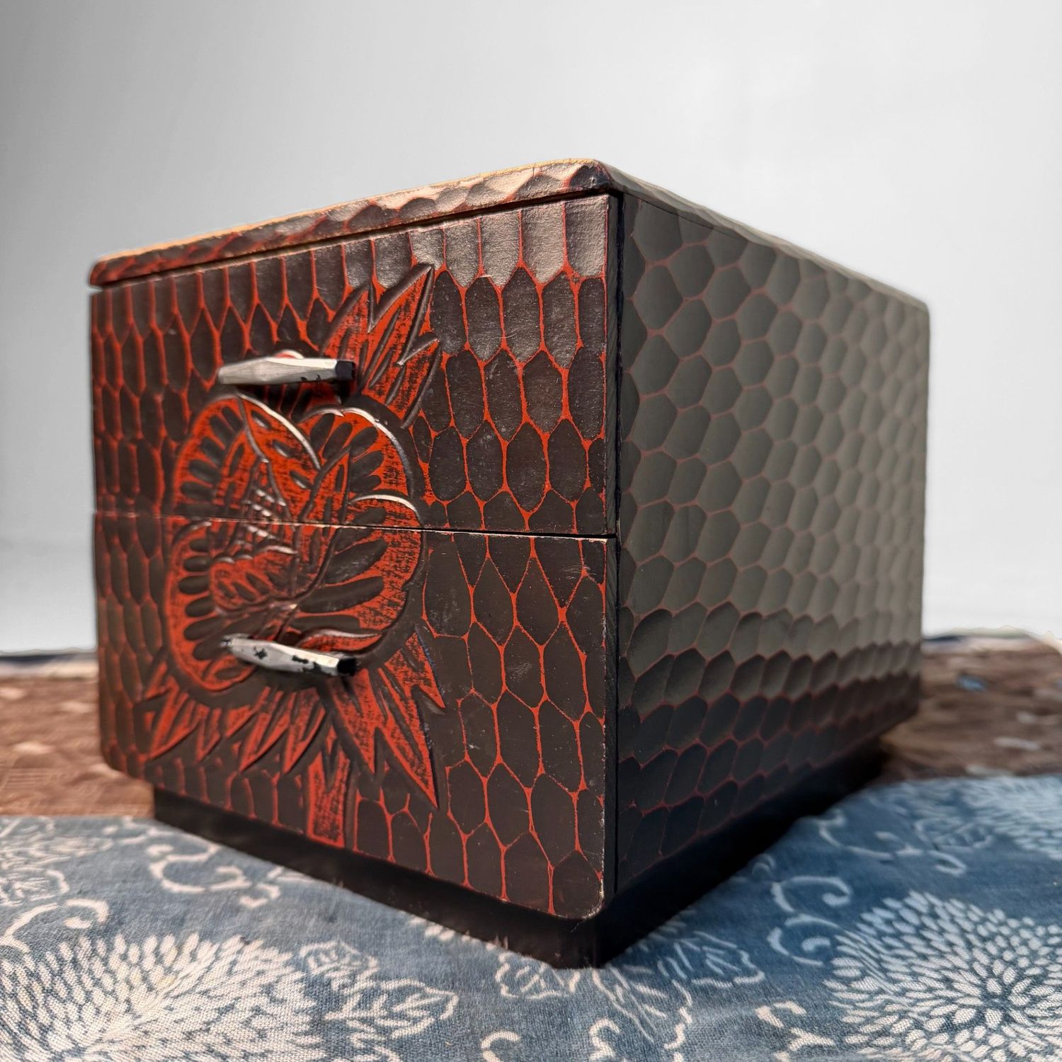 Klein Kamakura-bori Haribako, 'Pioenroos', Juwelenkastje, Japan, 1970s