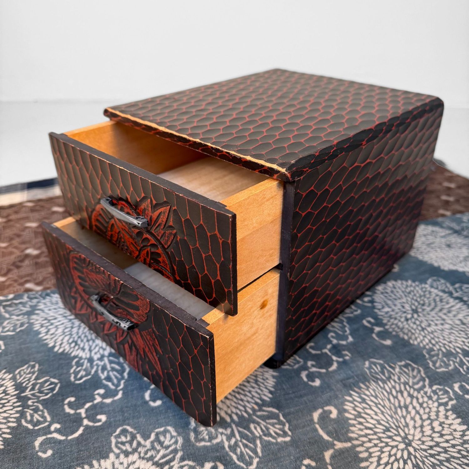 Klein Kamakura-bori Haribako, 'Pioenroos', Juwelenkastje, Japan, 1970s