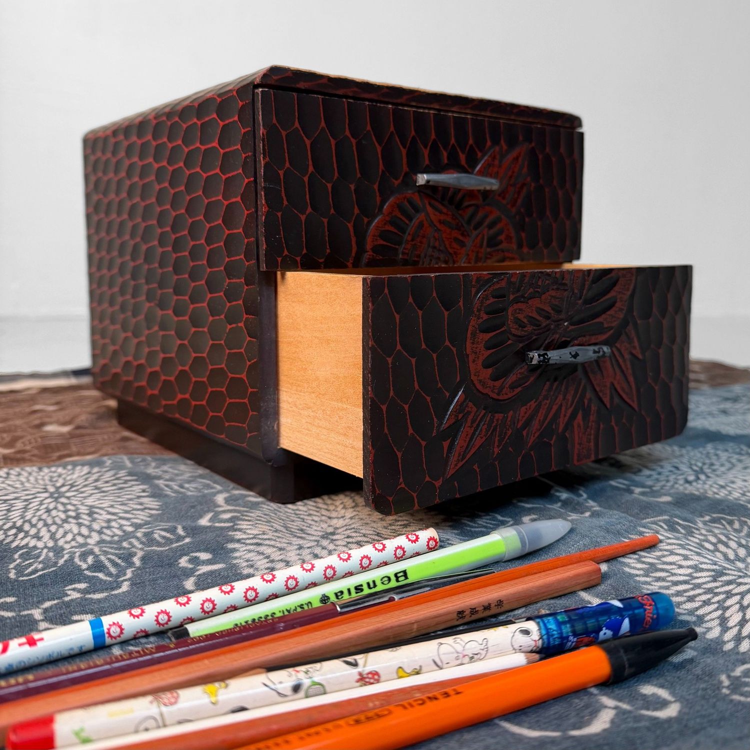 Klein Kamakura-bori Haribako, 'Pioenroos', Juwelenkastje, Japan, 1970s