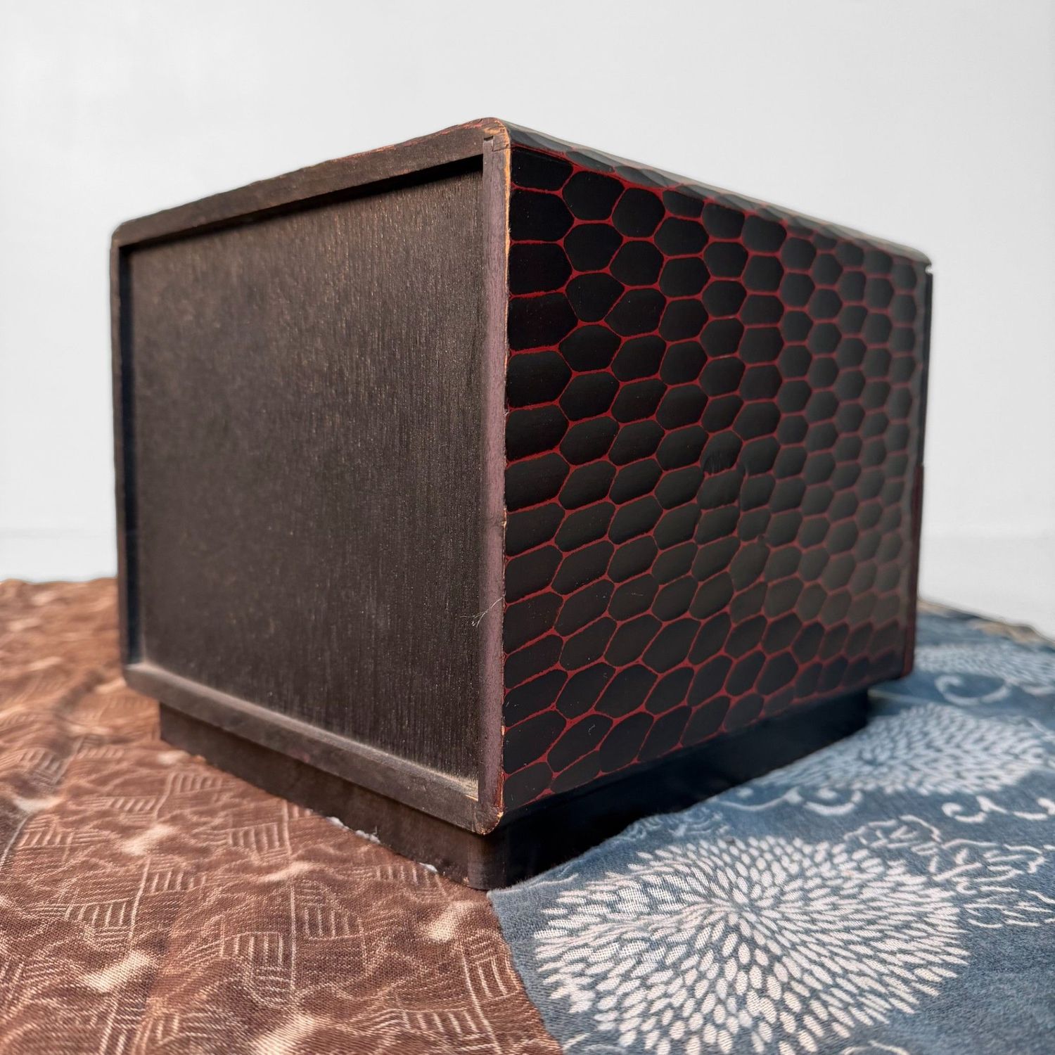 Klein Kamakura-bori Haribako, 'Pioenroos', Juwelenkastje, Japan, 1970s