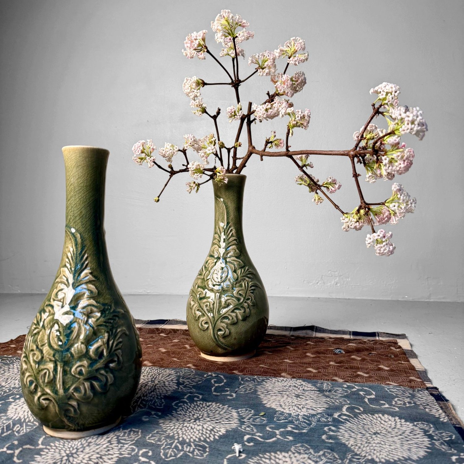Set Celadon Ikebana Vazen, Bloemreliëf door Noma Gazan, Japan, 1970s