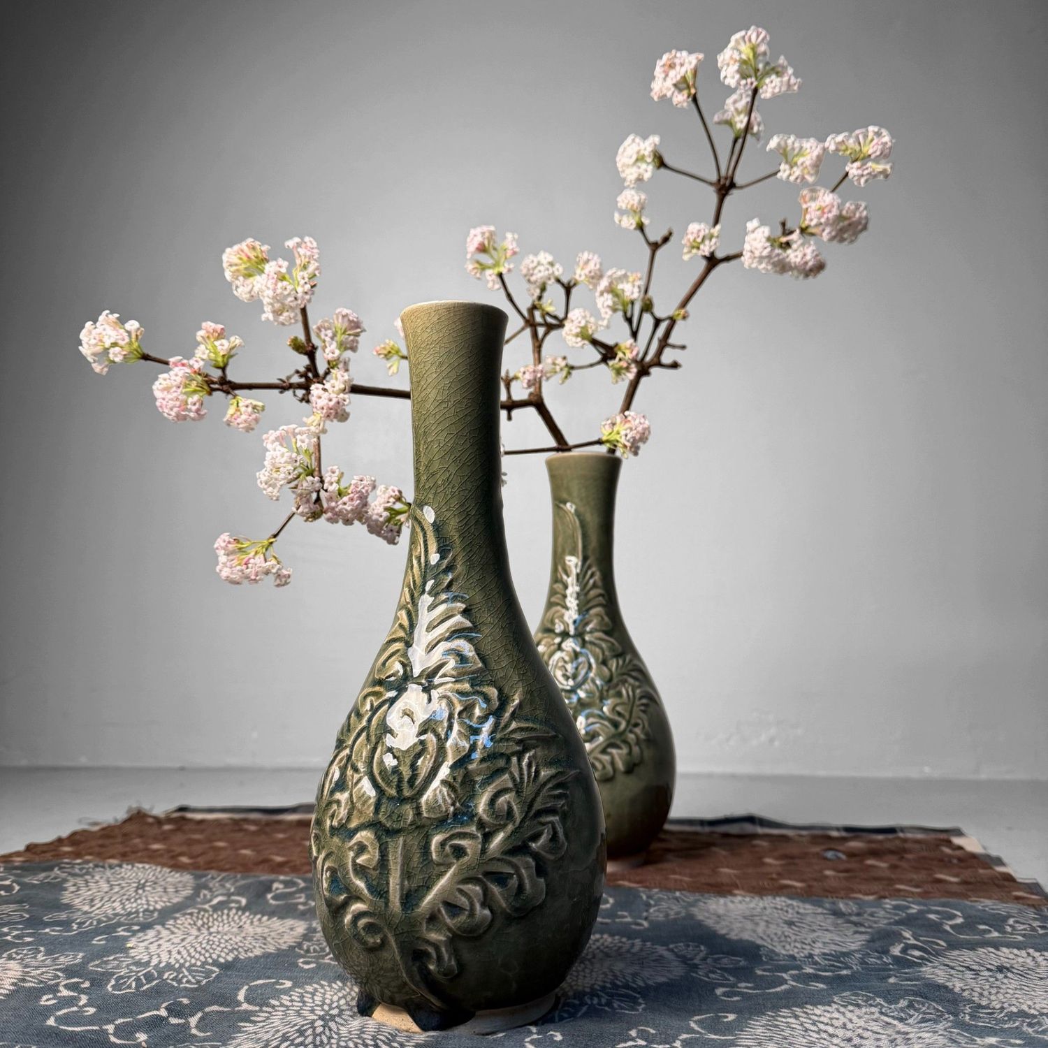 Set Celadon Ikebana Vazen, Bloemreliëf door Noma Gazan, Japan, 1970s