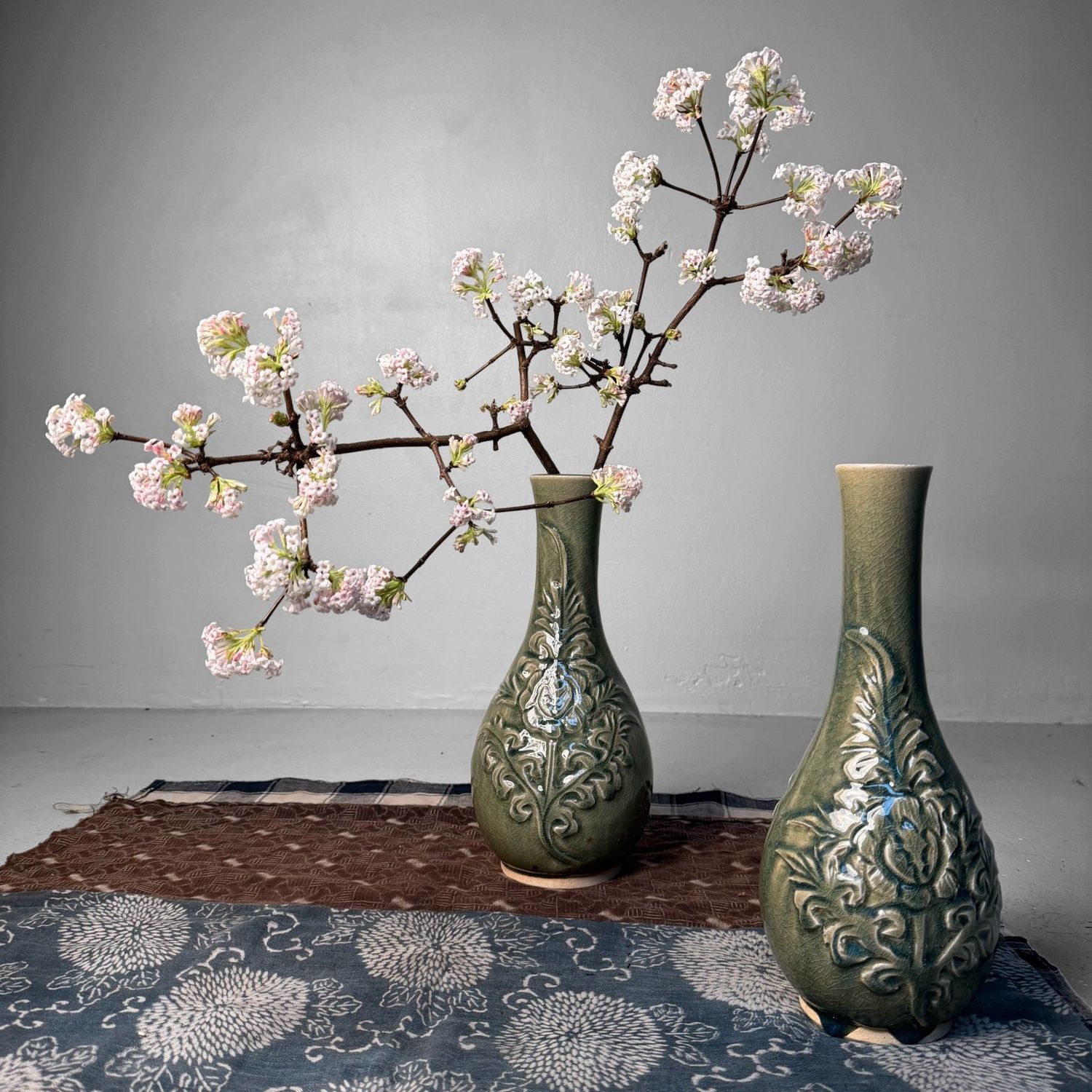 Set Celadon Ikebana Vazen, Bloemreliëf door Noma Gazan, Japan, 1970s