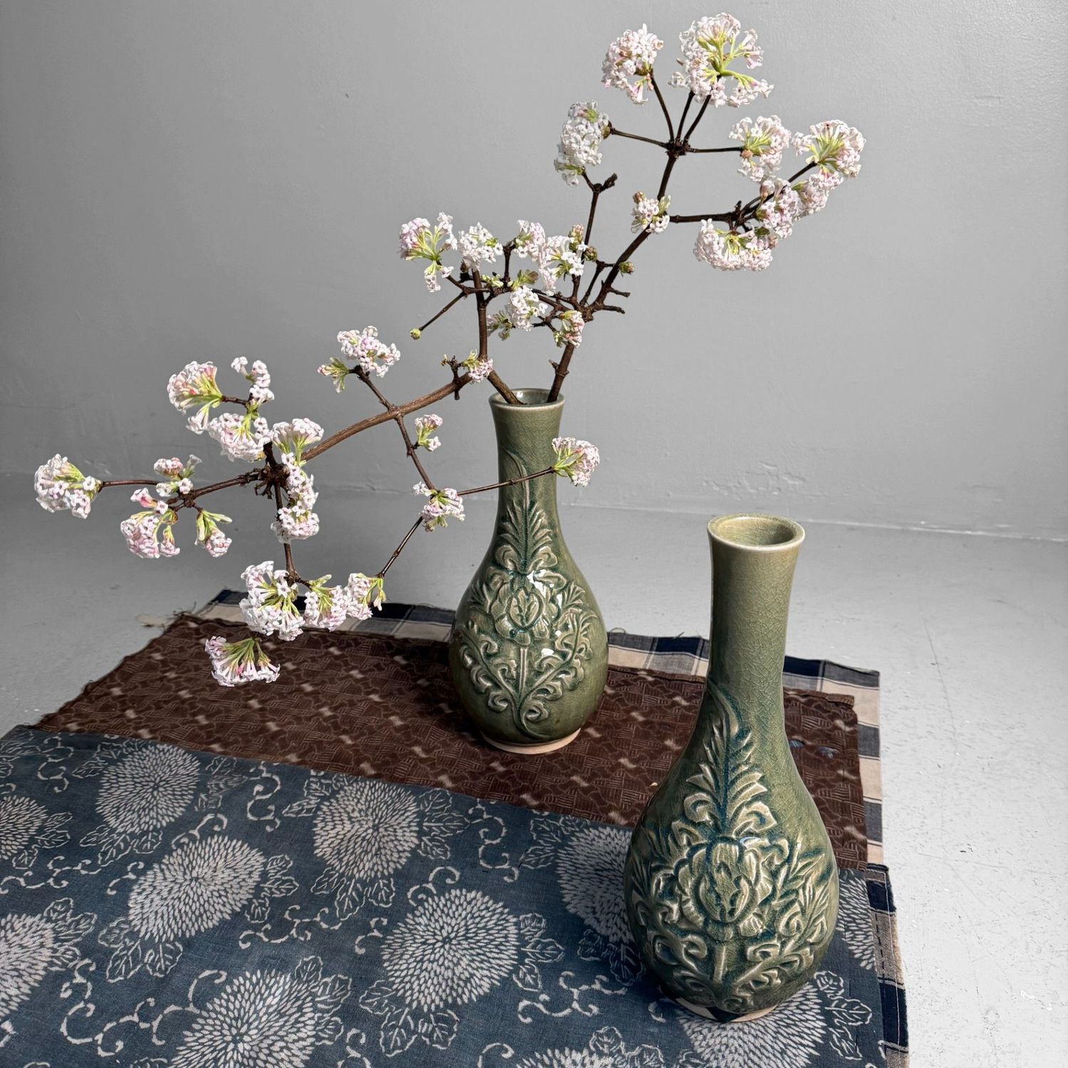 Set Celadon Ikebana Vazen, Bloemreliëf door Noma Gazan, Japan, 1970s