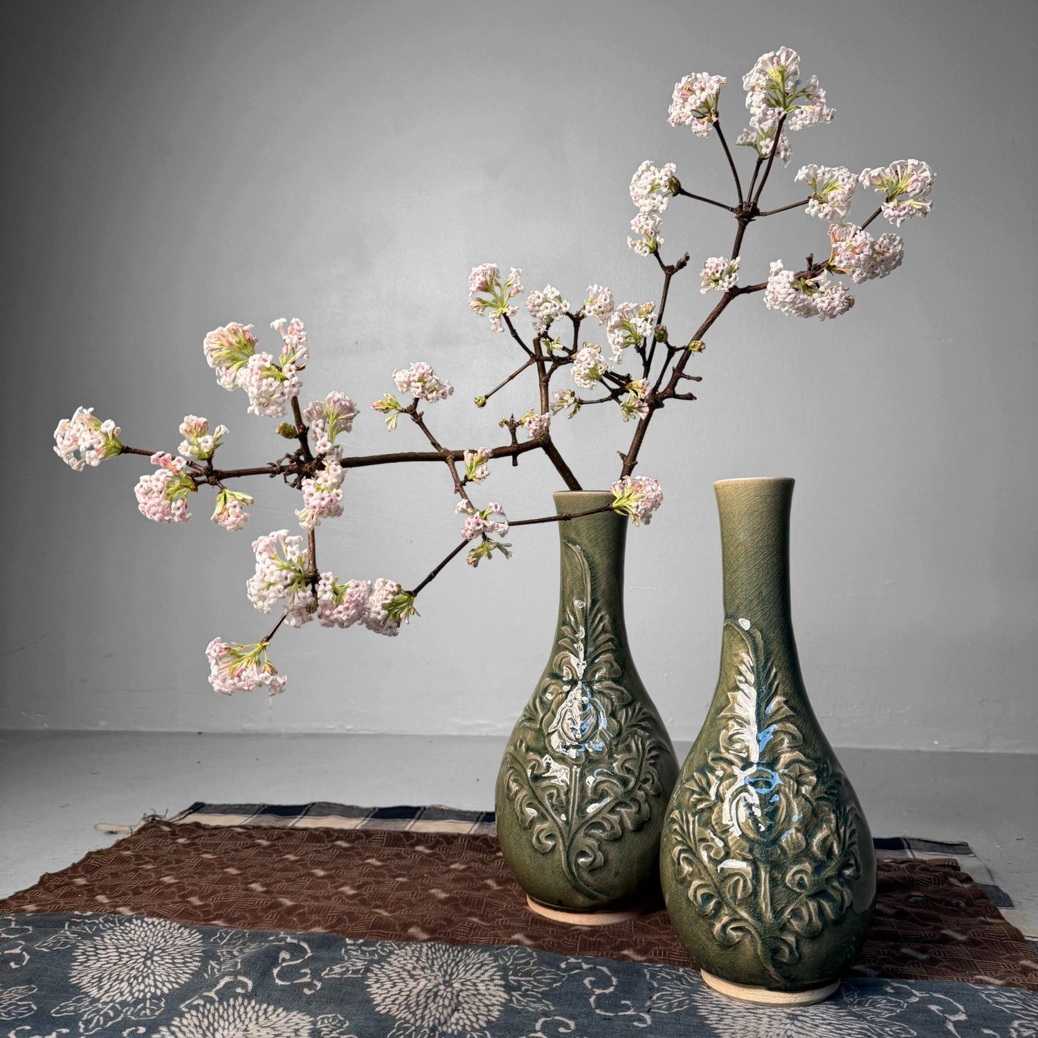 Set Celadon Ikebana Vazen, Bloemreliëf door Noma Gazan, Japan, 1970s