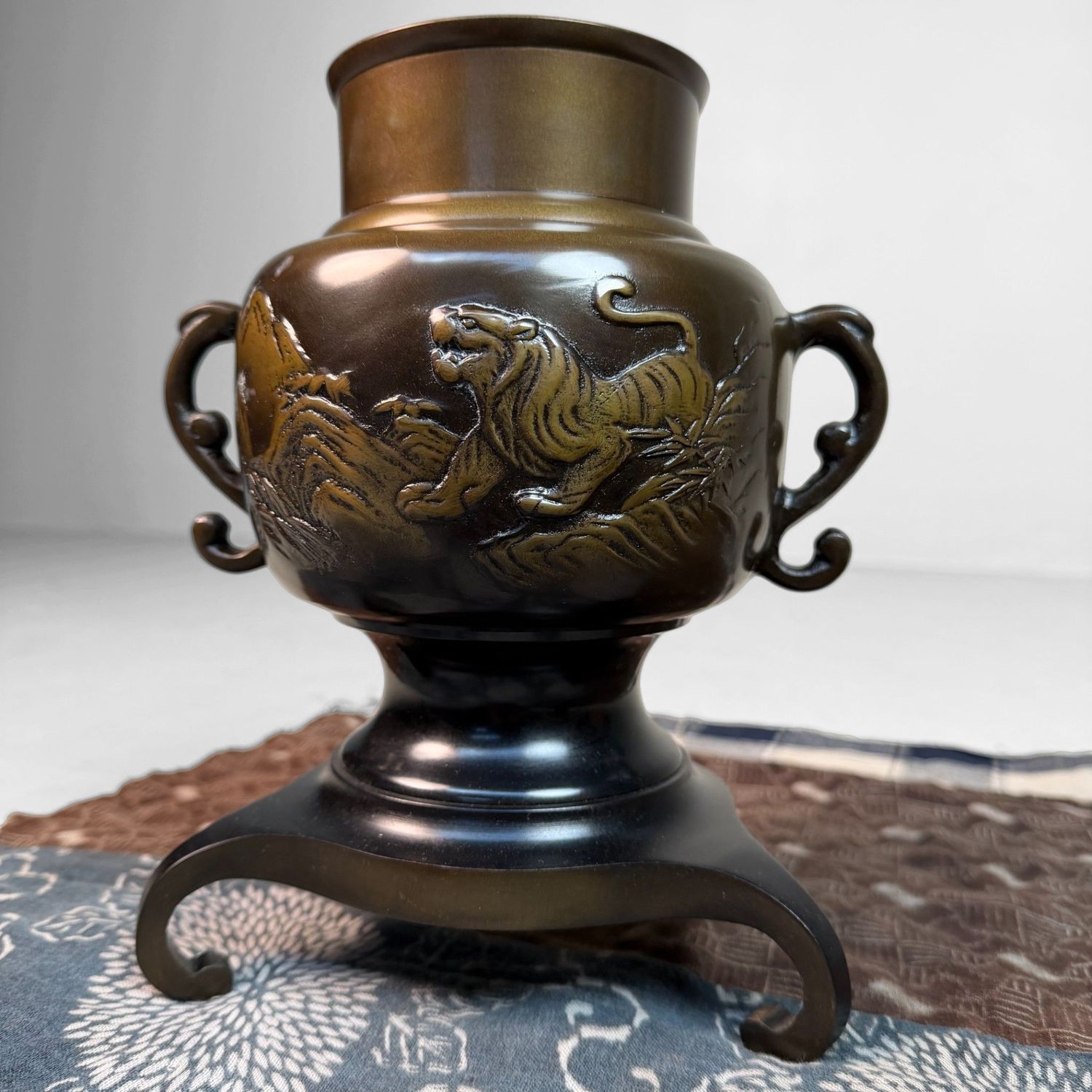Bronze “Usubata” Ikebana Vase, Dragon & Tiger, Japan, 1990s