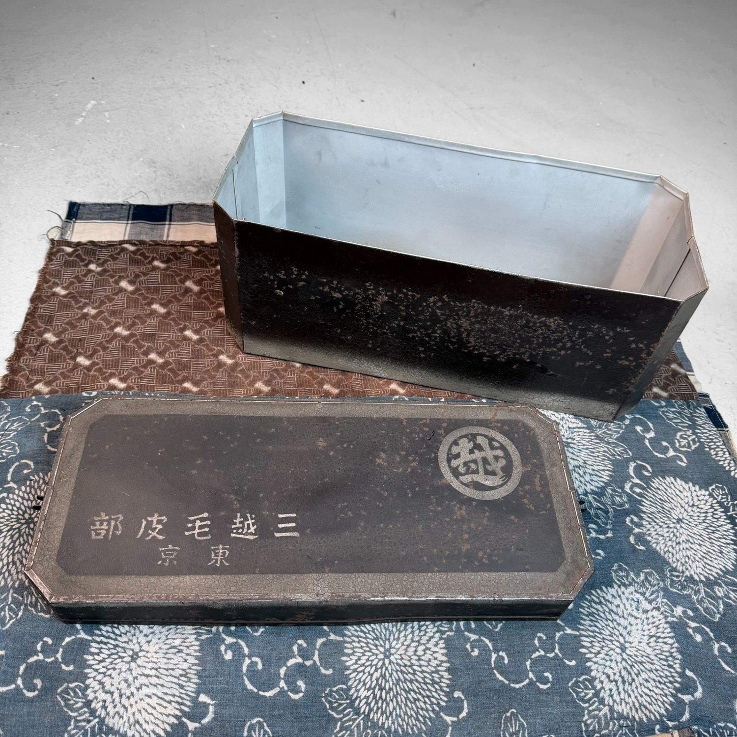 Japanse Metalen Opbergdoos 'Mitsukoshi', Tokyo, 1950s Japanse Metalen Opbergdoos 'Mitsukoshi', Tokyo, 1950s