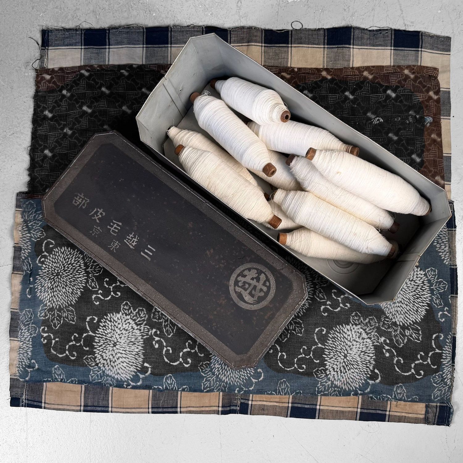 Japanse Metalen Opbergdoos 'Mitsukoshi', Tokyo, 1950s Japanse Metalen Opbergdoos 'Mitsukoshi', Tokyo, 1950s