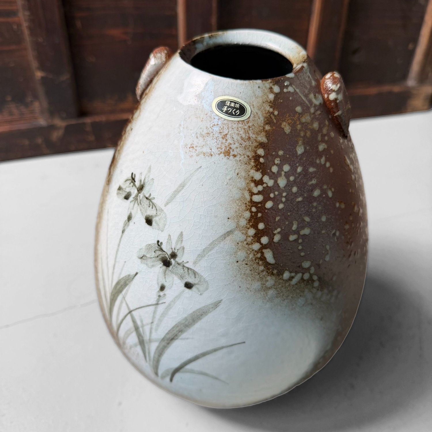 ​Japanse Ikebana Vaas, Shigaraki Keramiek met Irissen, 1970s