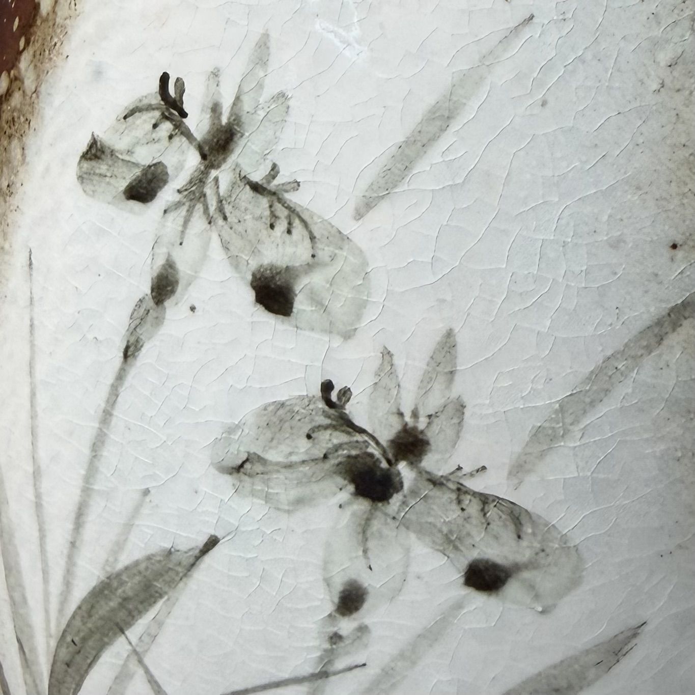 ​Japanse Ikebana Vaas, Shigaraki Keramiek met Irissen, 1970s
