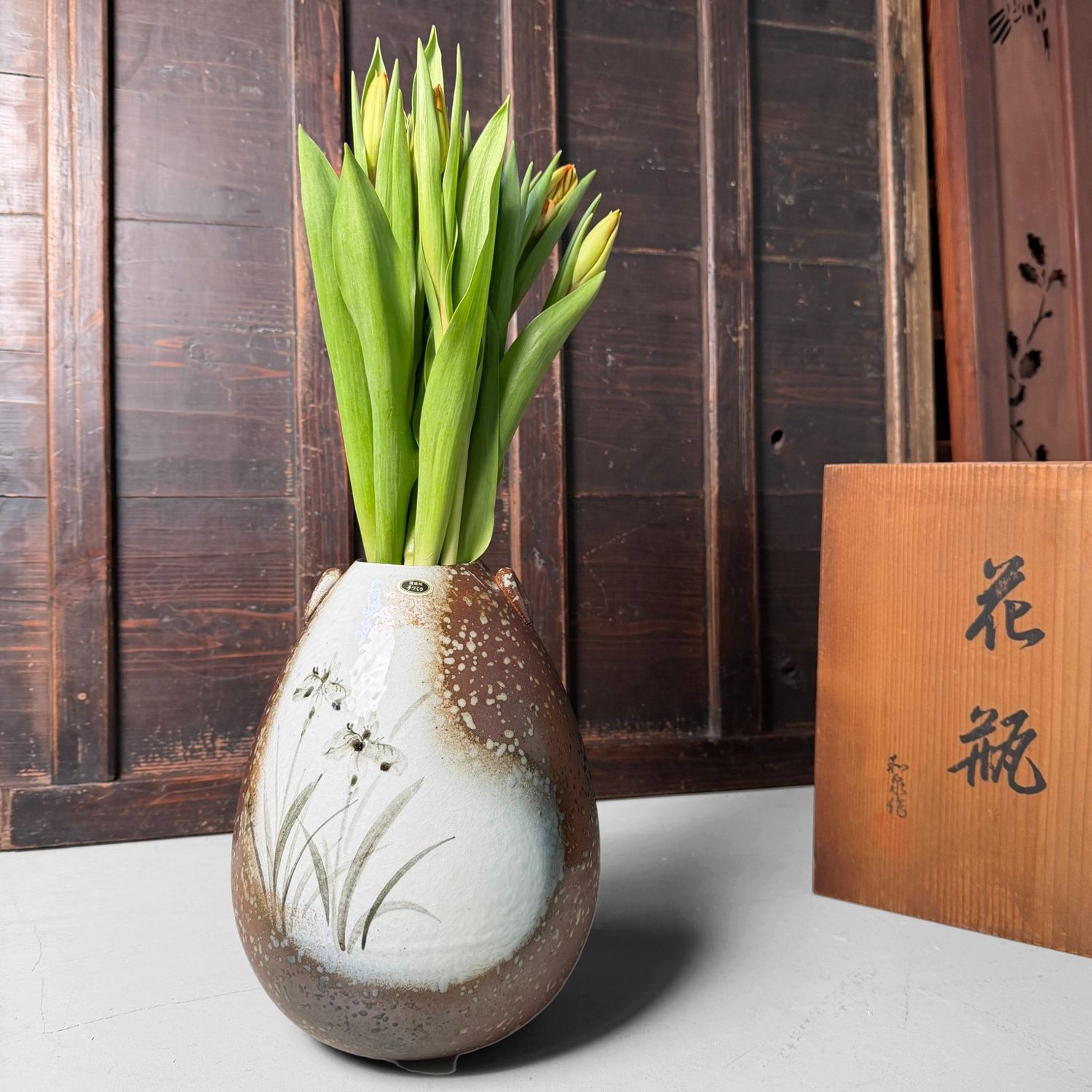​Japanse Ikebana Vaas, Shigaraki Keramiek met Irissen, 1970s